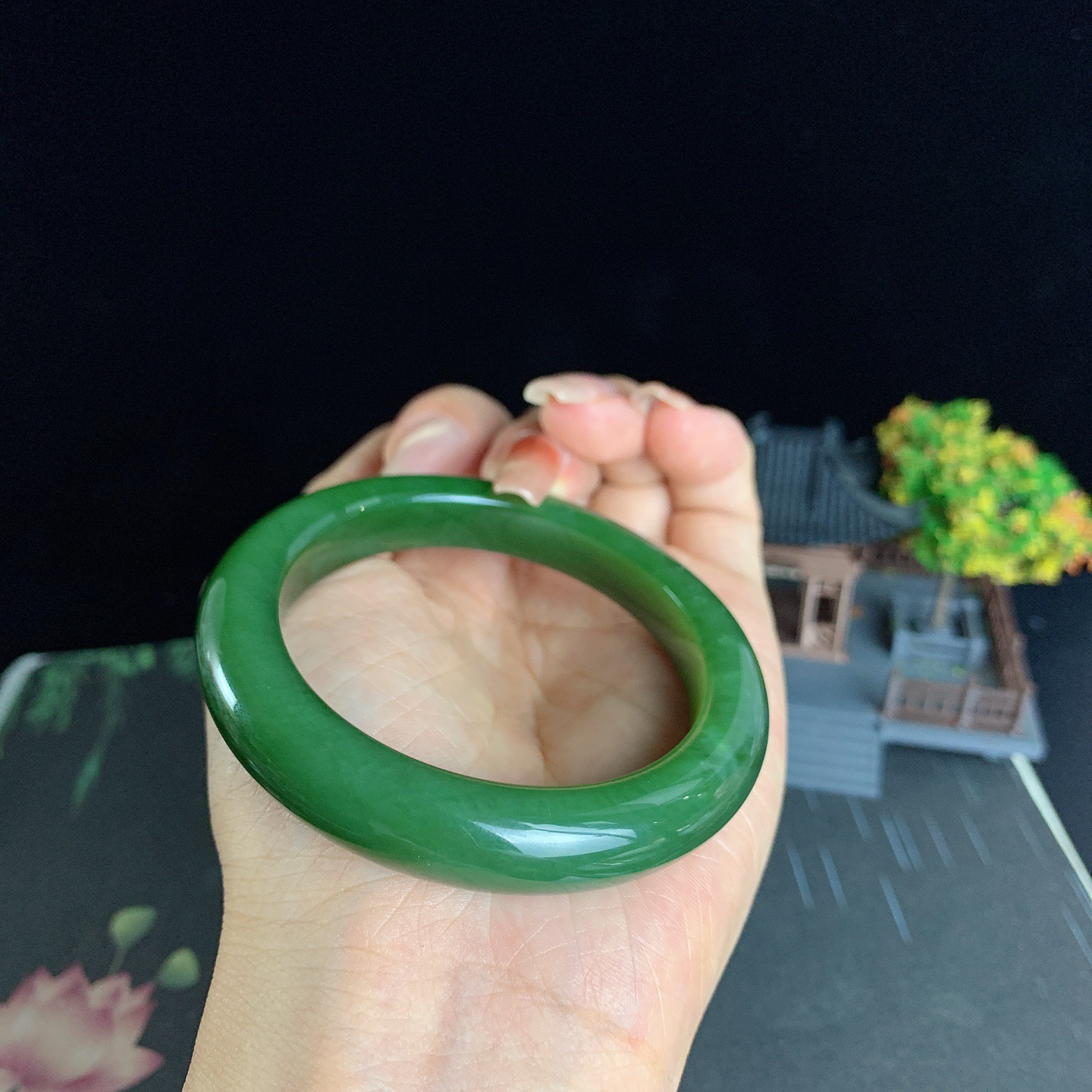 和田玉53圈口菠菜绿碧玉手镯！玉质细腻油润 底色纯净 脂粉好，品质高。