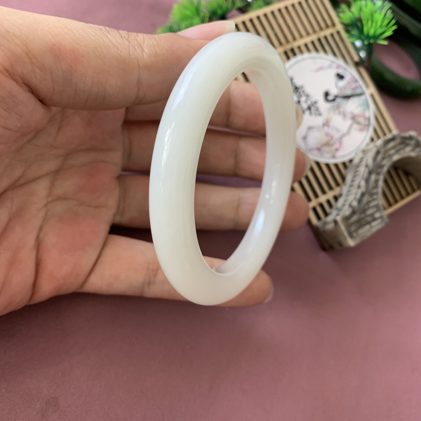 和田玉63.5圈羊脂白手镯！圈口63.5玉质细腻油润 底色纯净 脂粉好，品质高。