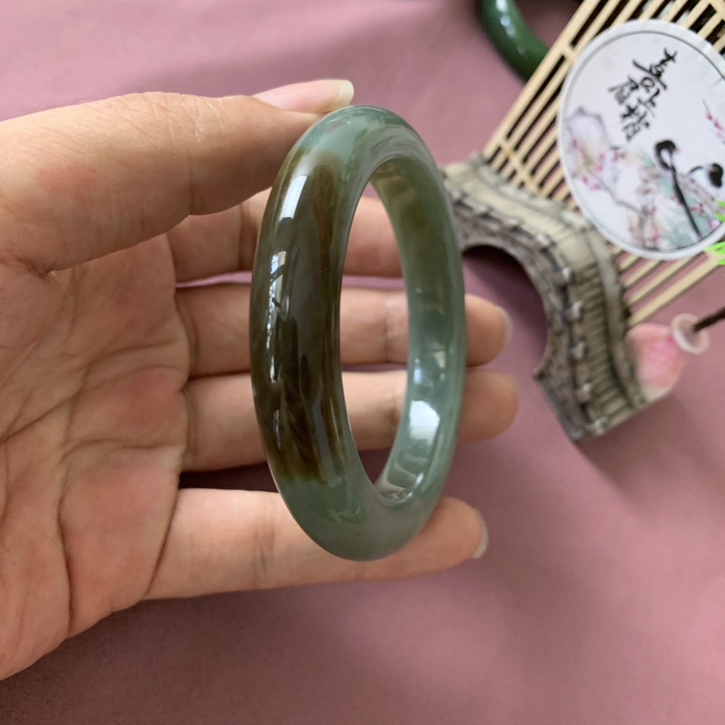 和田玉55圈且末糖漂青花手镯！且末蓝带糖手镯，圈口55玉质细腻油润 底色纯净 脂粉好，品质高。
