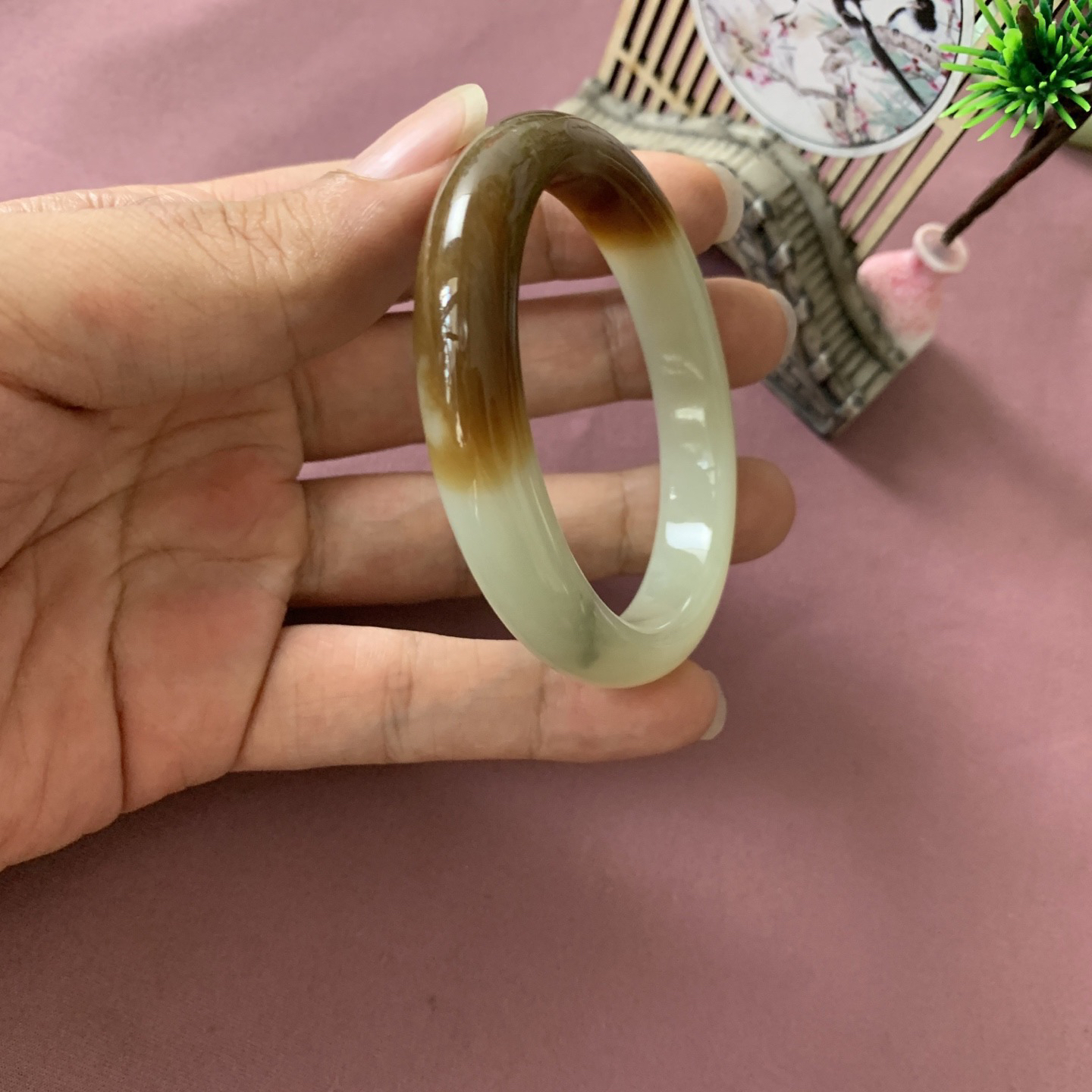 实际佩戴51到53圈口可以带，和田玉且末糖料贵妃手镯！，内径长/宽57.8/47.9玉质细腻油润 底色纯净 无裂无棉 脂粉好，品质高。