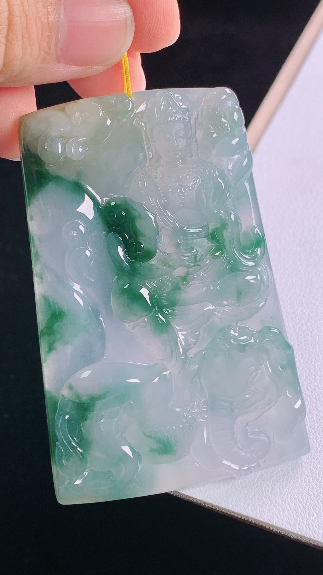 冰飘花普贤观音，花色灵动，水润细腻，无裂，尺寸:67.0-44.3-6.1mm 20