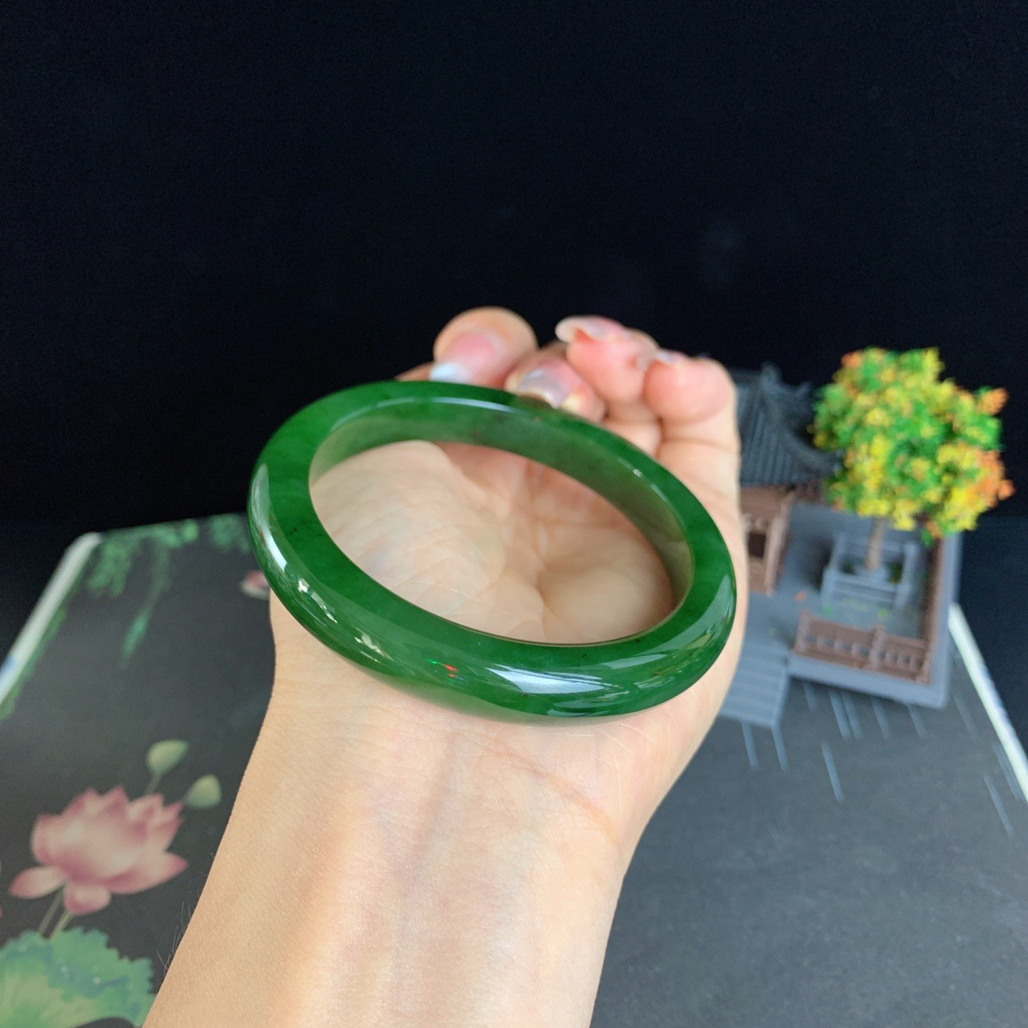 和田玉56.5圈口菠菜绿碧玉手镯！玉质细腻油润 底色纯净 无纹裂 脂粉好，品质高。
