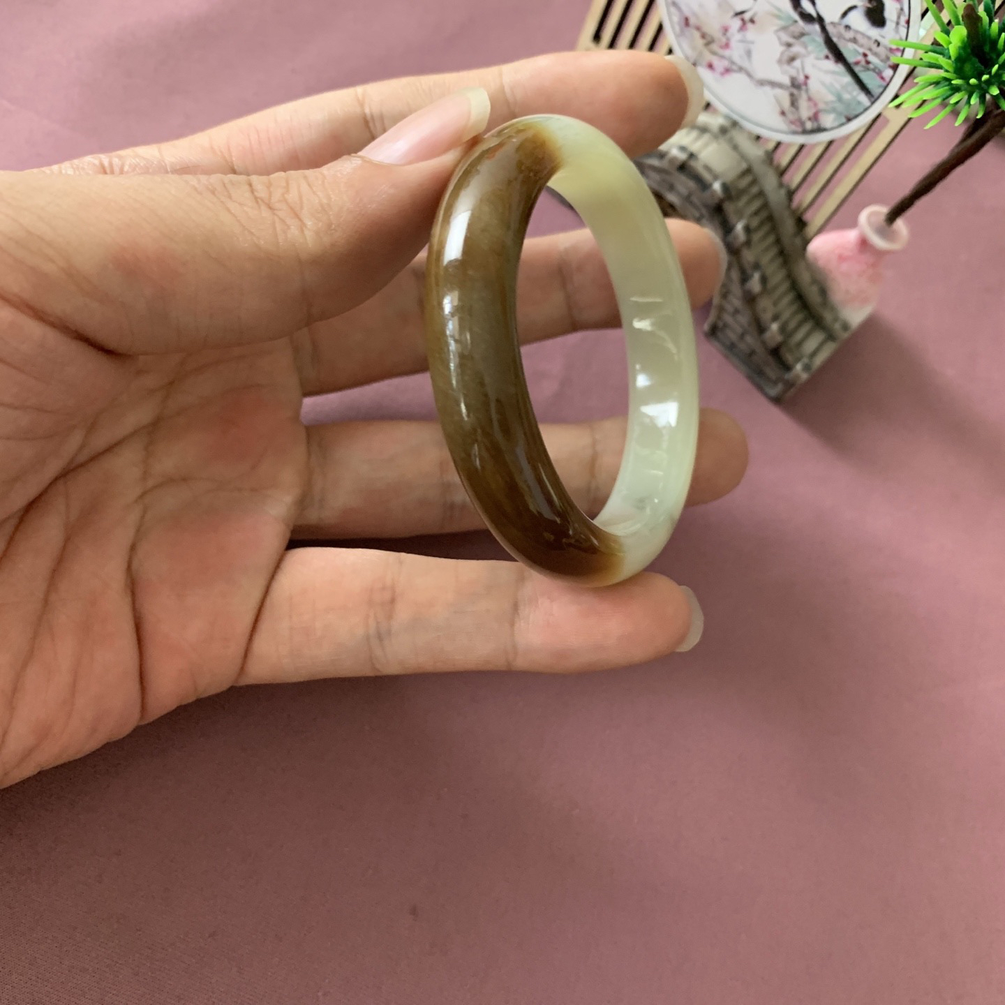 实际佩戴51到53圈口可以带，和田玉且末糖料贵妃手镯！，内径长/宽57.8/47.9玉质细腻油润 底