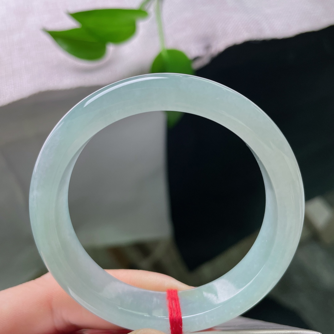 51.7/12.2/8，蓝底正圈，无裂，清润湖蓝浸染镯身，玉质冰透莹润，似水色静谧悠然，腕间携一缕清