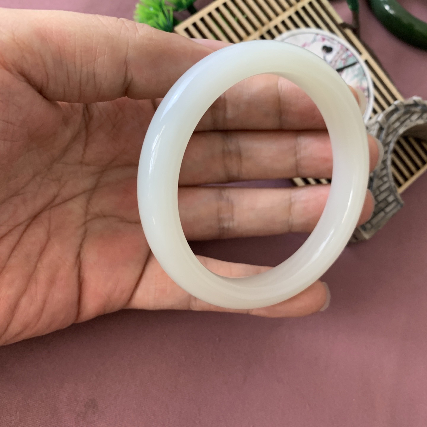 和田玉57.9圈羊脂白手镯！圈口57.9玉质细腻油润 底色纯净 脂粉好，品质高。