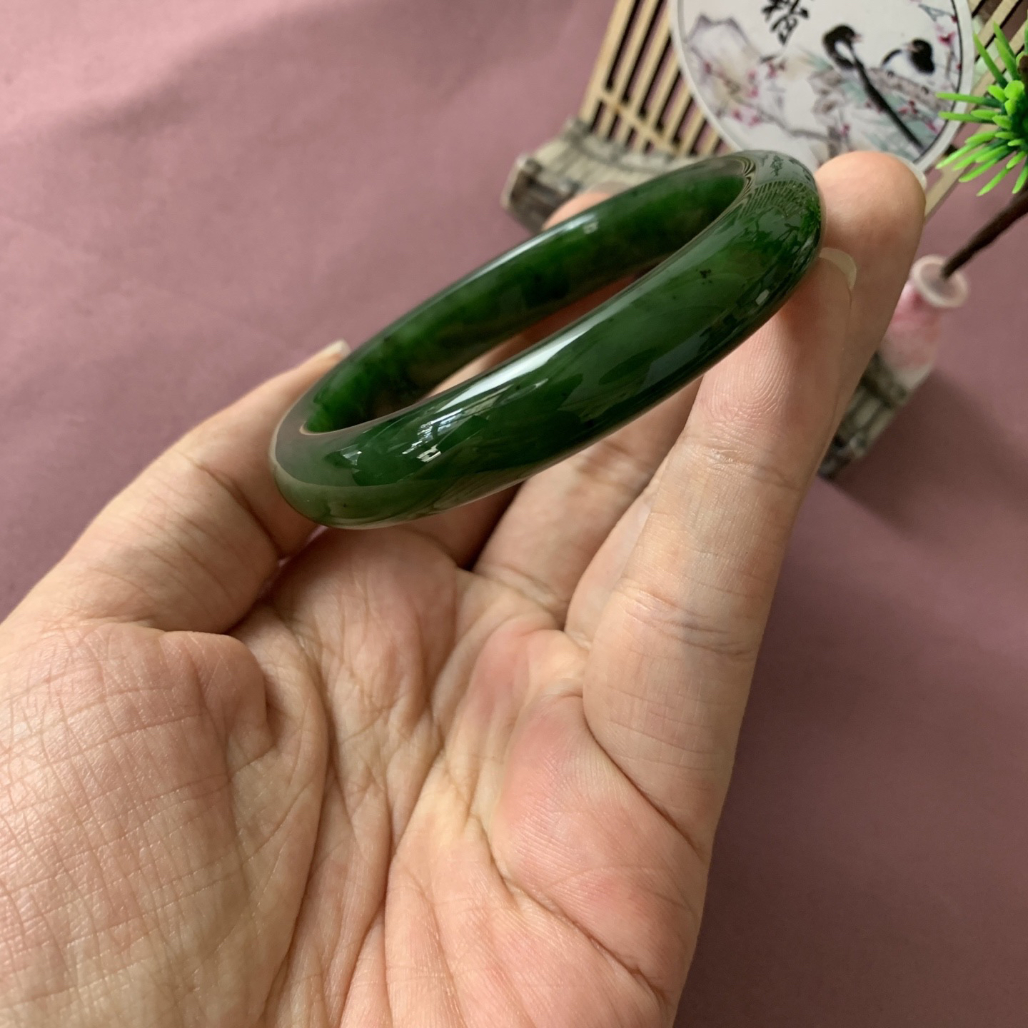和田玉58.5圈菠菜绿碧玉手镯！圈口58.5玉质细腻油润 底色纯净 无裂脂粉好，品质