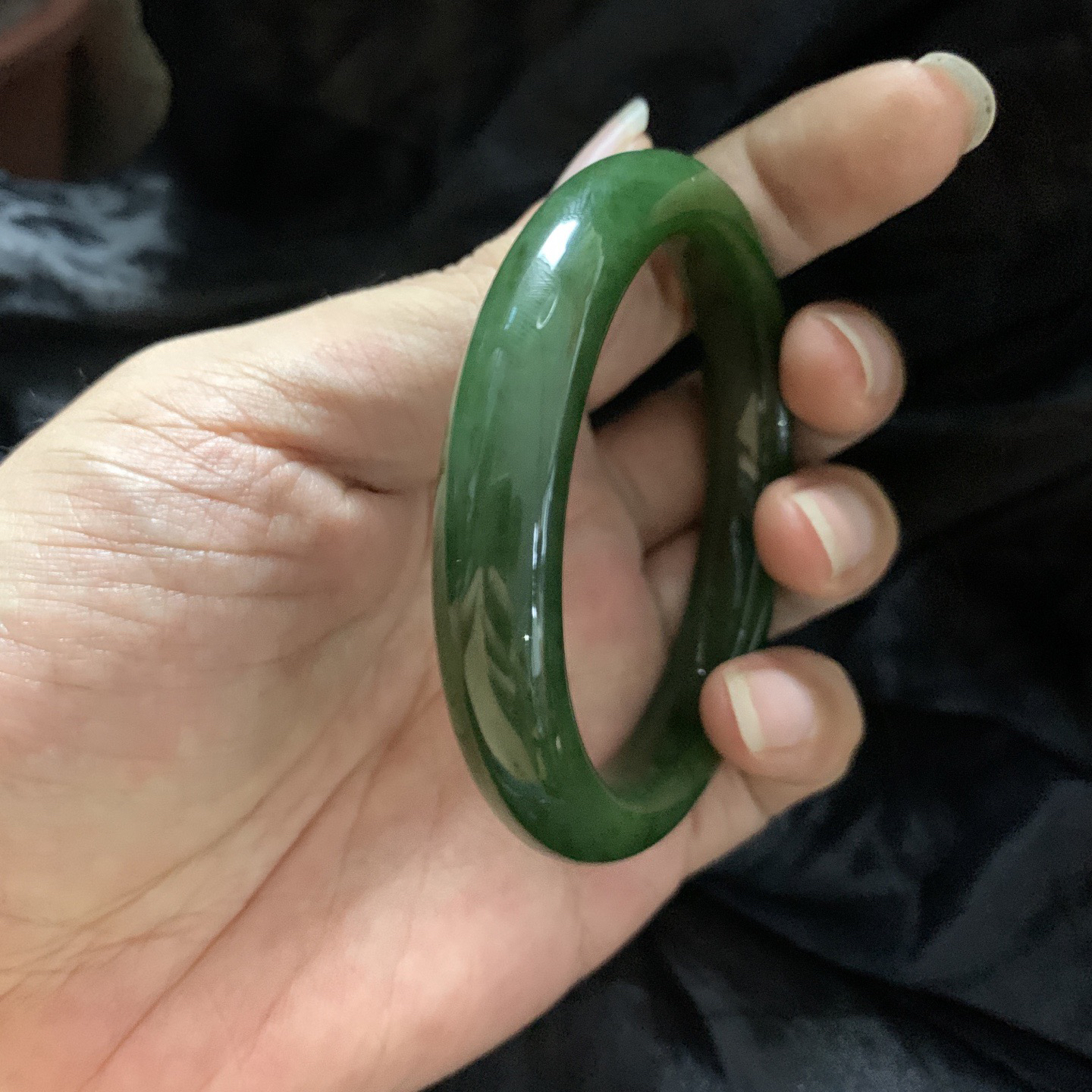 60圈口和田玉碧玉阳绿色手镯，镯型古朴典雅。在诗情画意的雨巷相遇，你是我腕间的一抹风情，有你眸有深情.清风荡漾湖间静水，我愿俯身低眉，在烟波涟漪处寻你