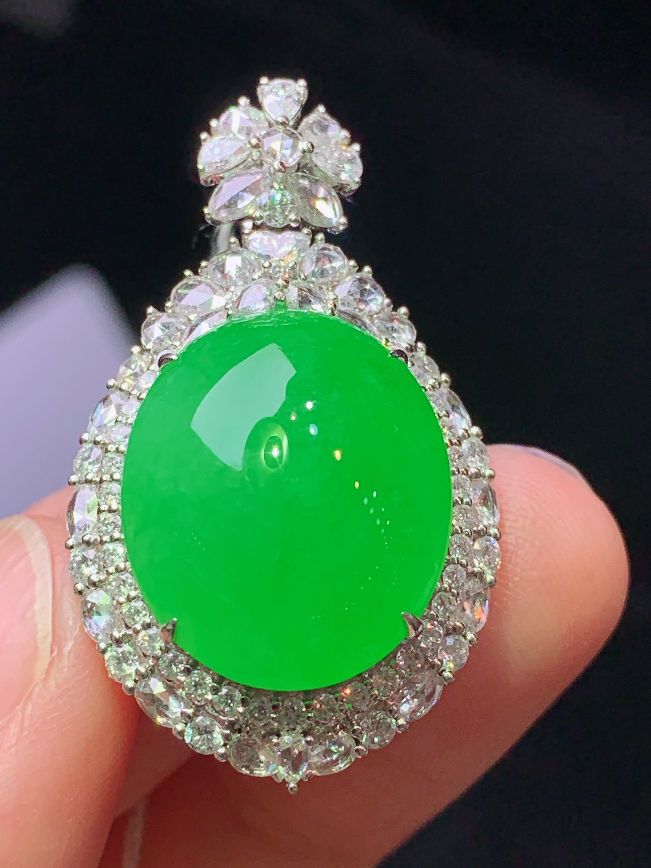 18k金钻镶嵌满阳绿蛋面吊坠 玉质细腻 色泽艳丽清新 水润亮眼 整体尺寸33.8*20*14.8 m8