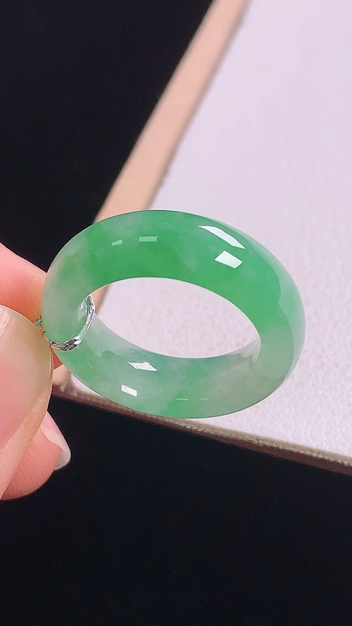 冰绿指环，无裂，尺寸:圈口7/14.7-6.0-3.6mm 19