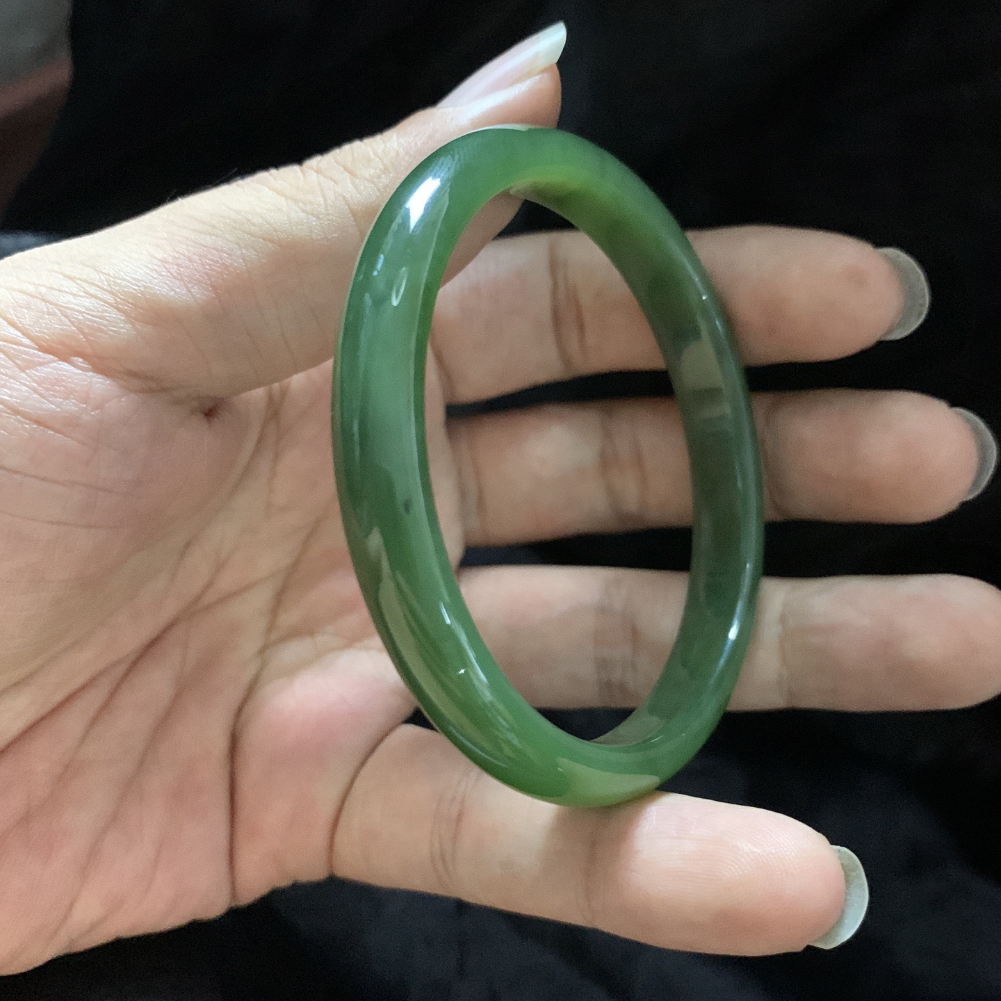 59.6圈口和田玉碧玉冰底菠菜绿手镯，镯型古朴典雅。在诗情画意的雨巷相遇，你是我腕间的一抹风情，有你