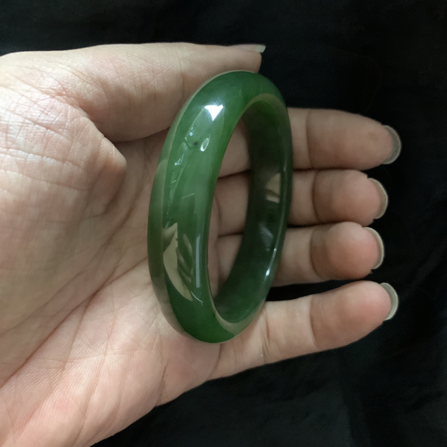 55圈口和田玉碧玉菠菜绿手镯，镯型古朴典雅。在诗情画意的雨巷相遇，你是我腕间的一抹风情，有你眸有深情.清风荡漾湖间静水，我愿俯身低眉，在烟波涟漪处寻你