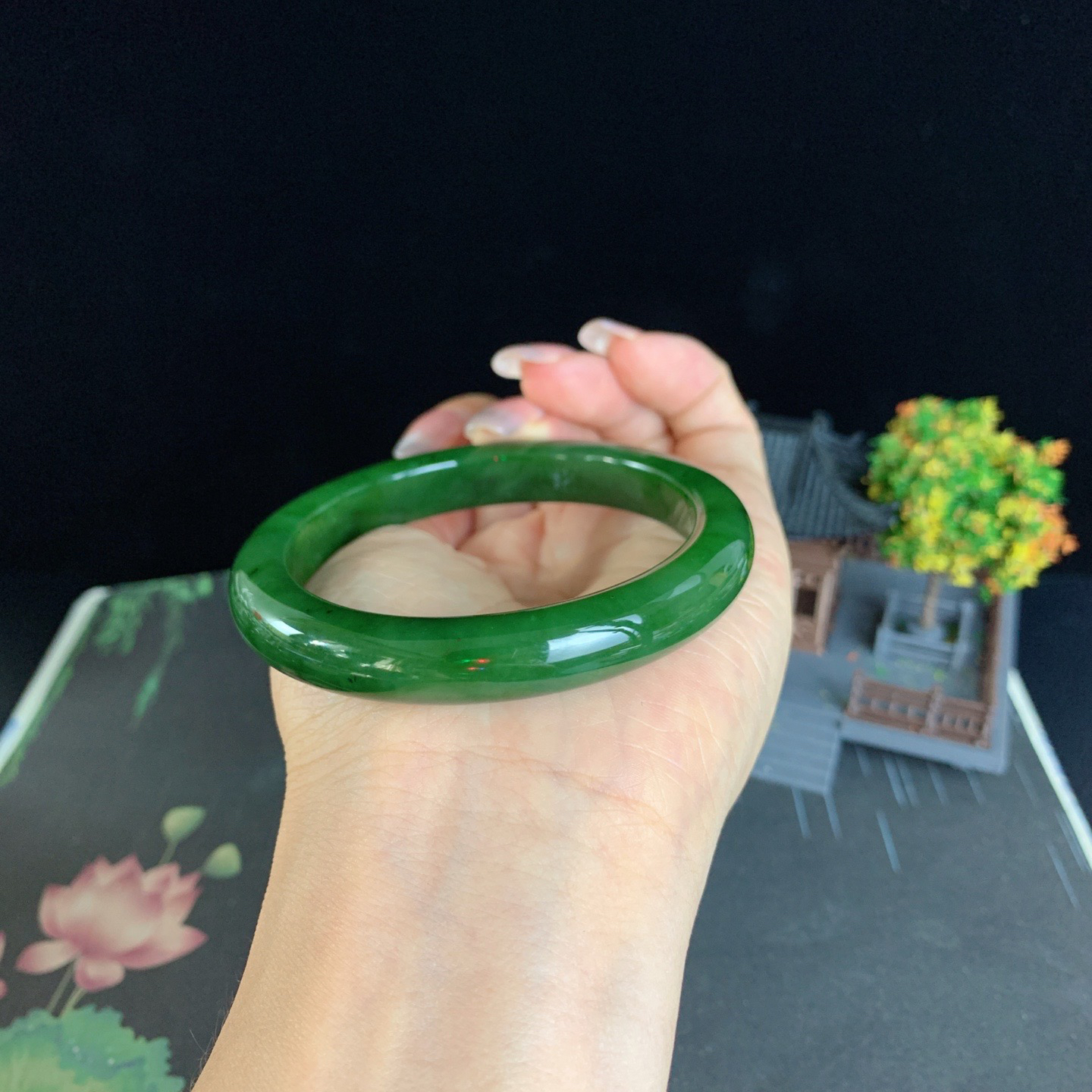 和田玉56.5圈口菠菜绿碧玉手镯！玉质细腻油润 底色纯净 无纹裂 脂粉好，品质高。