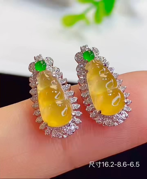 ️18k金+钻玻璃种黄翡福豆耳钉，饱满细腻起荧光，款式时尚百搭，无裂，16.2-8.6-6.5
