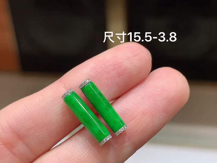 ️18K 辣绿马鞍耳钉 无裂, 尺寸，15.5-3.8