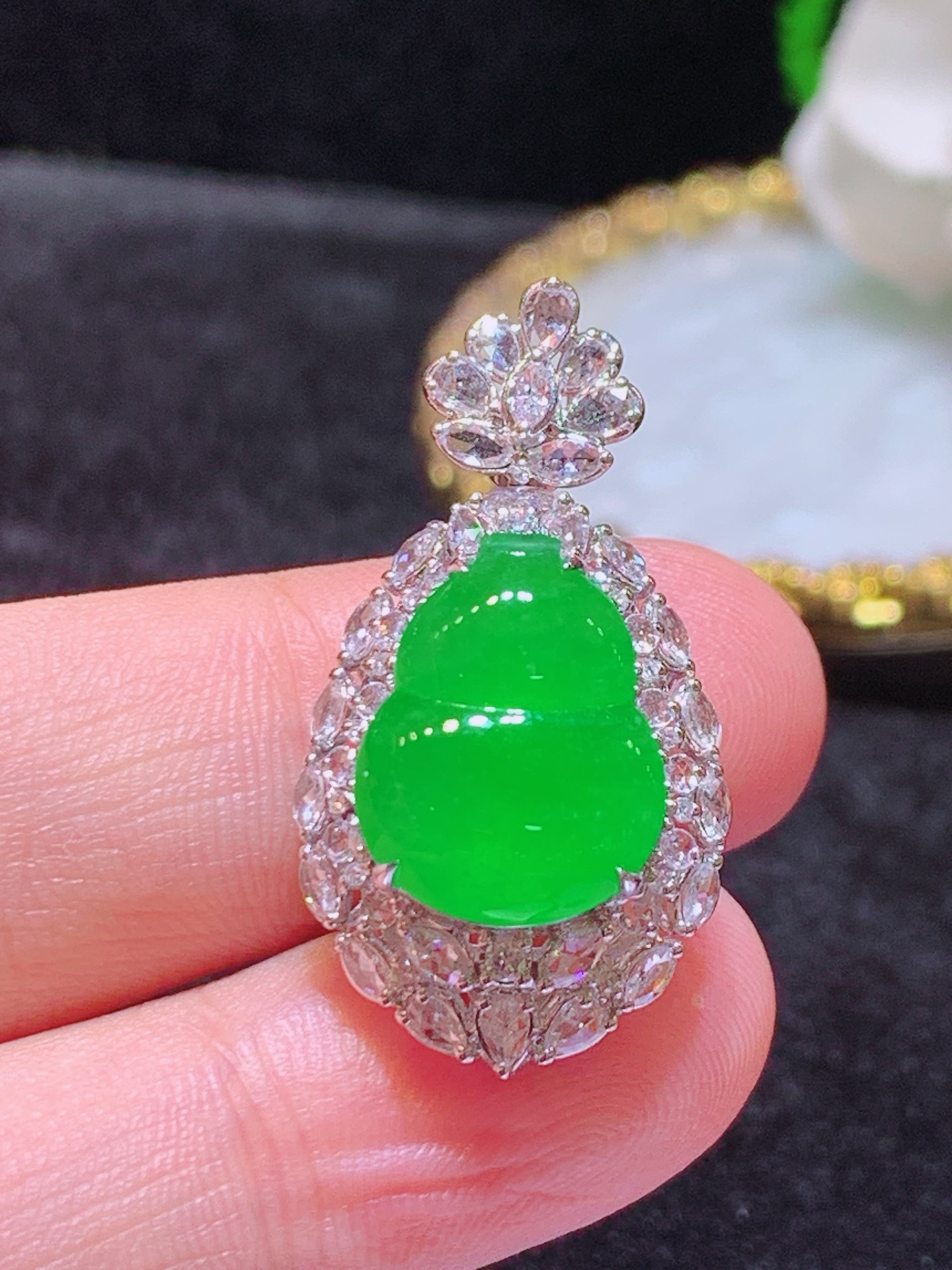 ️翡翠A货 满绿葫芦吊坠 18k金镶嵌，冰润细腻，佩戴效果出众，32.3-17.1-11.2