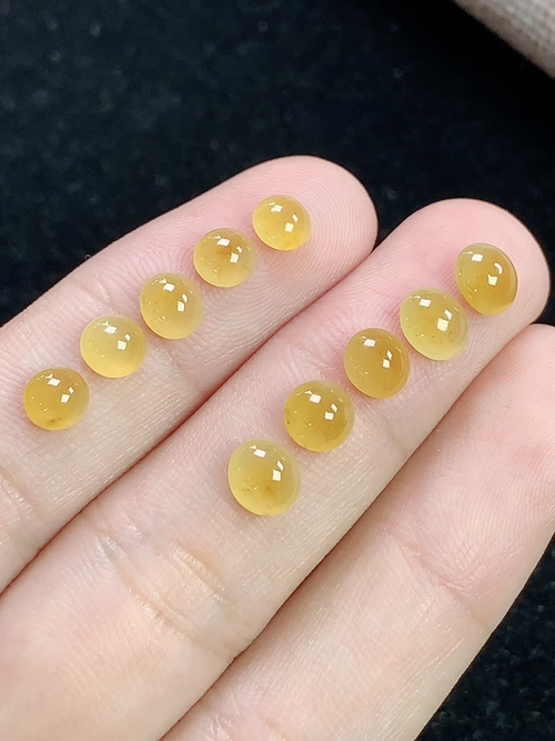 黄翡蛋面一首，尺寸6.2-5.6-3.0，4.8-4.8-2.6mm，j23sxd