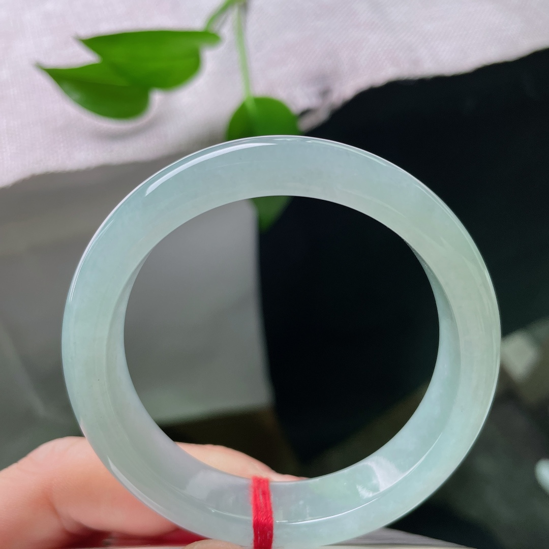 51.7/12.2/8，蓝底正圈，无裂，清润湖蓝浸染镯身，玉质冰透莹润，似水色静谧悠然，腕间携一缕清冷雅致气韵。ss59093a
