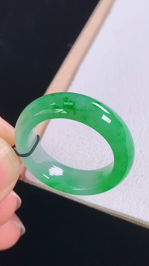 冰飘绿指环，无裂，尺寸:圈口14/17.0-6.2-3.6mm 20