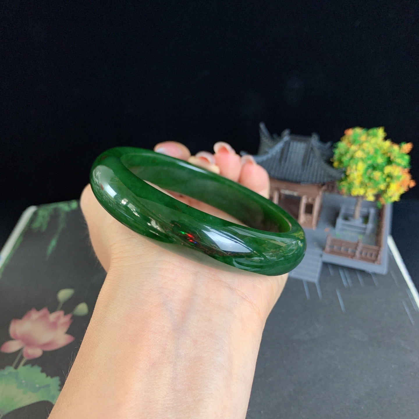 和田玉65圈口菠菜绿黑皮宽条碧玉手镯！玉质细腻油润 底色纯净 无纹裂 脂粉好，品质高。