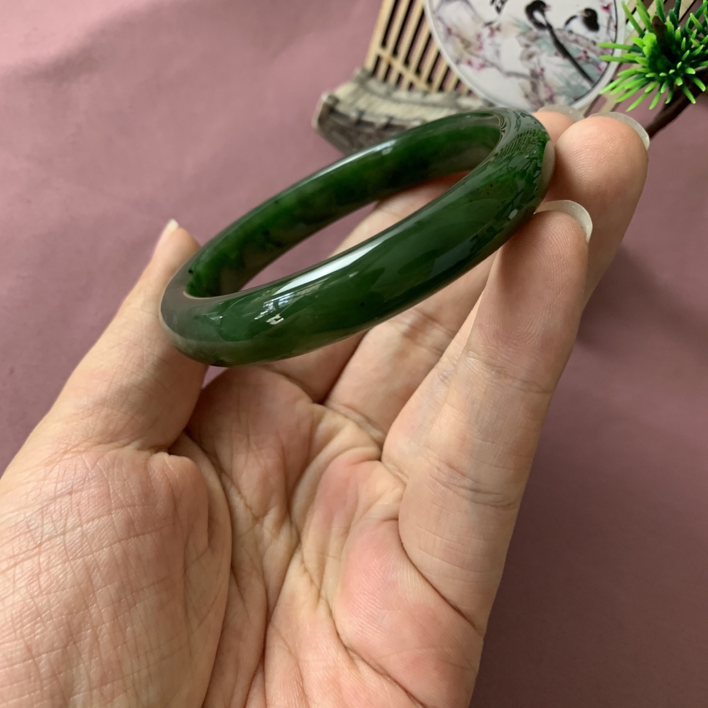 和田玉58.5圈菠菜绿碧玉手镯！圈口58.5玉质细腻油润 底色纯净 无裂脂粉好，品质