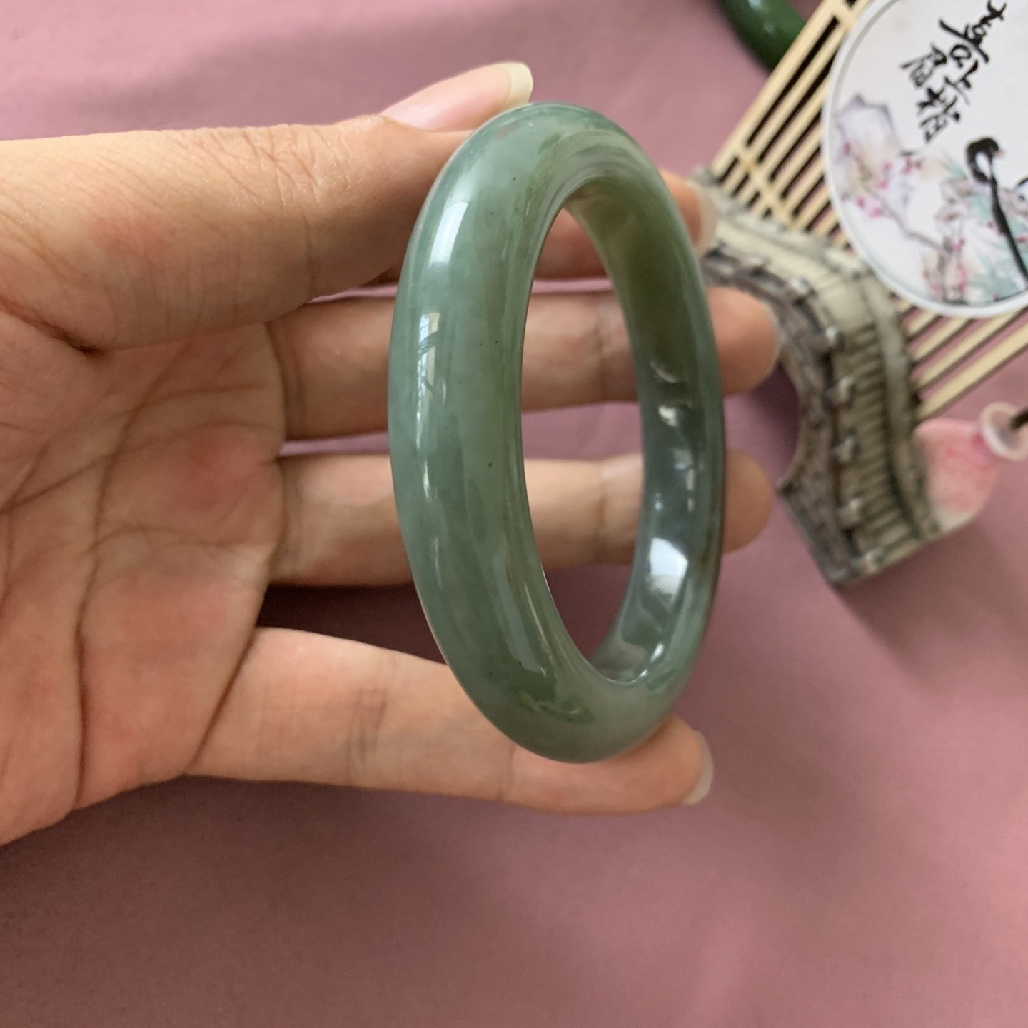 和田玉55圈且末糖漂青花手镯！且末蓝带糖手镯，圈口55玉质细腻油润 底色纯净 脂粉好，品质高。