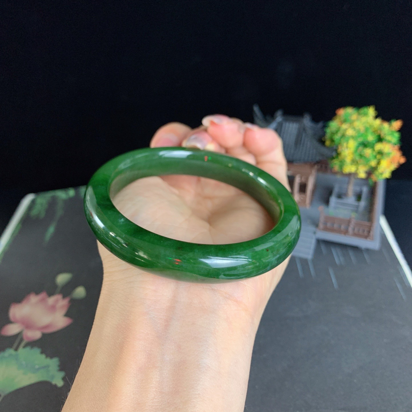 和田玉59圈菠菜绿碧玉手镯！玉质细腻油润 底色纯净 无纹裂 脂粉好，品质高。