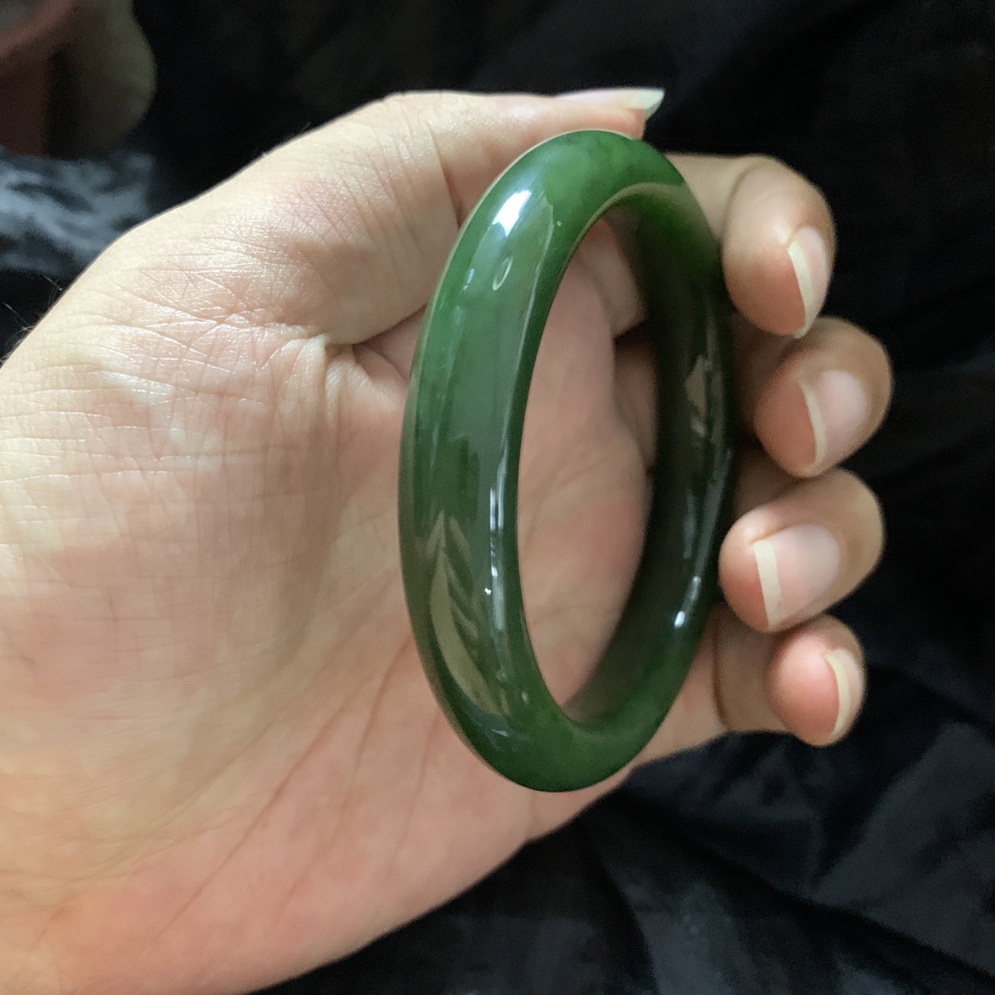 60圈口和田玉碧玉阳绿色手镯，镯型古朴典雅。在诗情画意的雨巷相遇，你是我腕间的一抹风情，有你眸有深情.清风荡漾湖间静水，我愿俯身低眉，在烟波涟漪处寻你