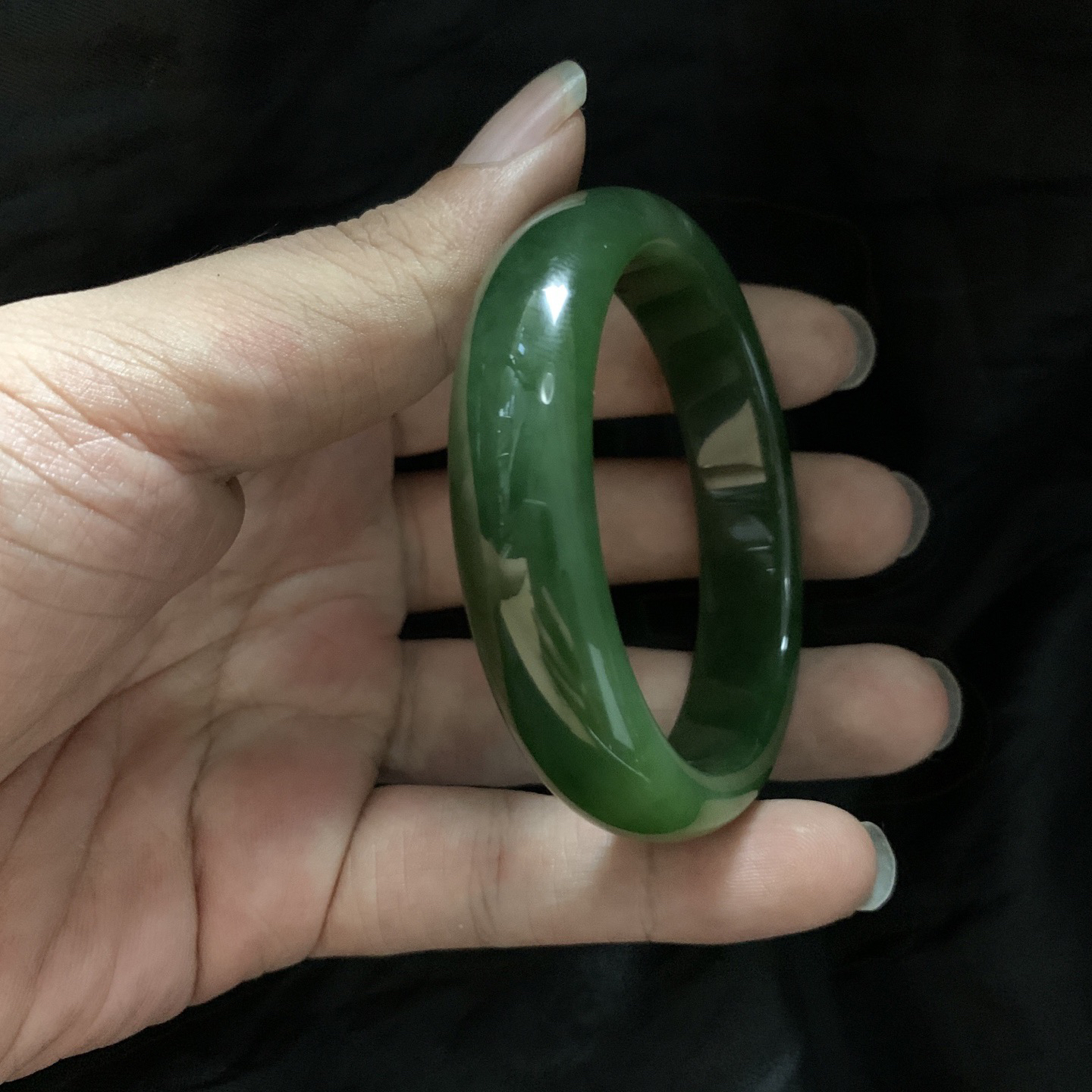 55圈口和田玉碧玉菠菜绿手镯，镯型古朴典雅。在诗情画意的雨巷相遇，你是我腕间的一抹风情，有你眸有深情.清风荡漾湖间静水，我愿俯身低眉，在烟波涟漪处寻你