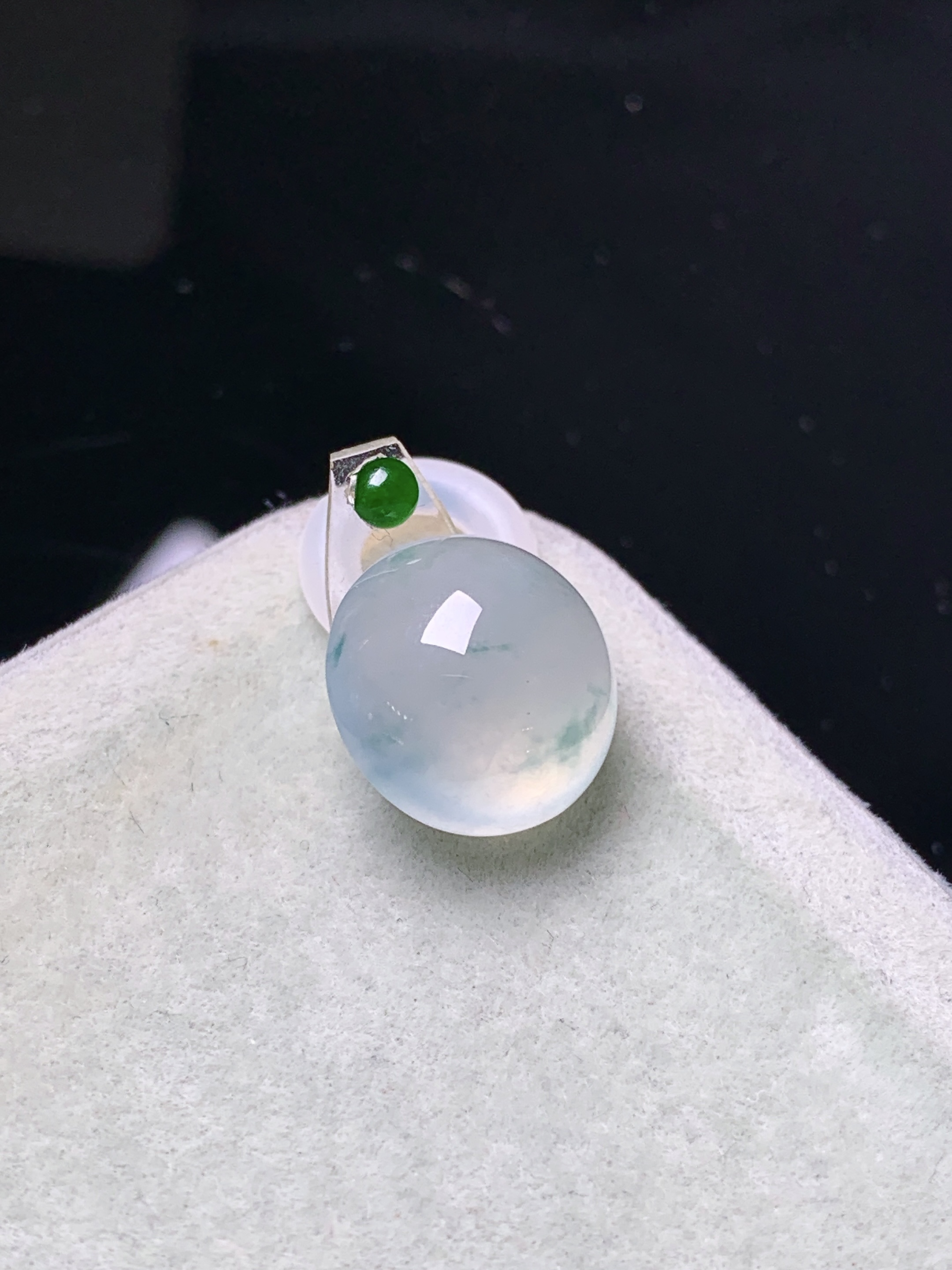 镶嵌款 冰种蛋面吊坠 玉质细腻 色泽艳丽清新 水润亮眼 整体尺寸12*11.6*6.5 2x