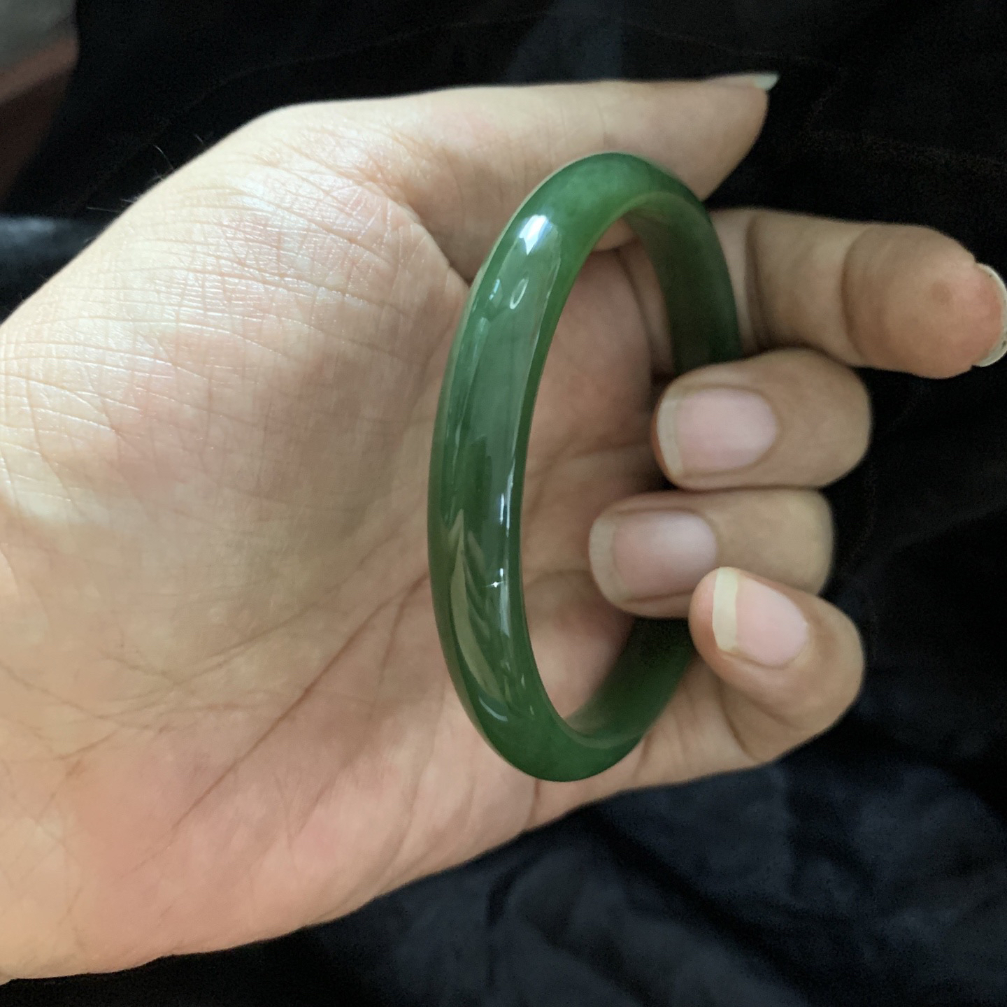 59.6圈口和田玉碧玉冰底菠菜绿手镯，镯型古朴典雅。在诗情画意的雨巷相遇，你是我腕间的一抹风情，有你眸有深情.清风荡漾湖间静水，我愿俯身低眉，在烟波涟漪处寻你