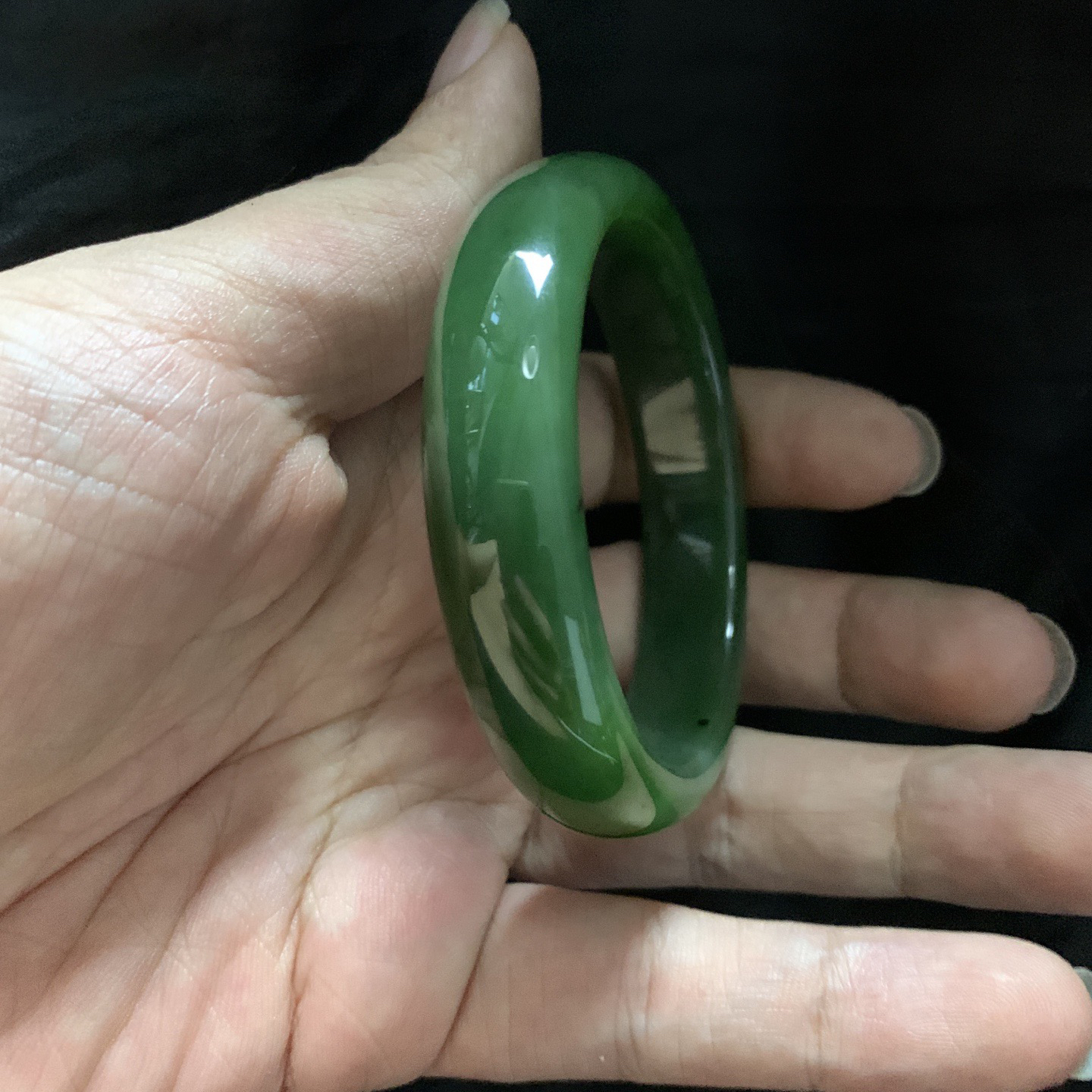 55圈口和田玉碧玉菠菜绿手镯，镯型古朴典雅。在诗情画意的雨巷相遇，你是我腕间的一抹风情，有你眸有深情.清风荡漾湖间静水，我愿俯身低眉，在烟波涟漪处寻你