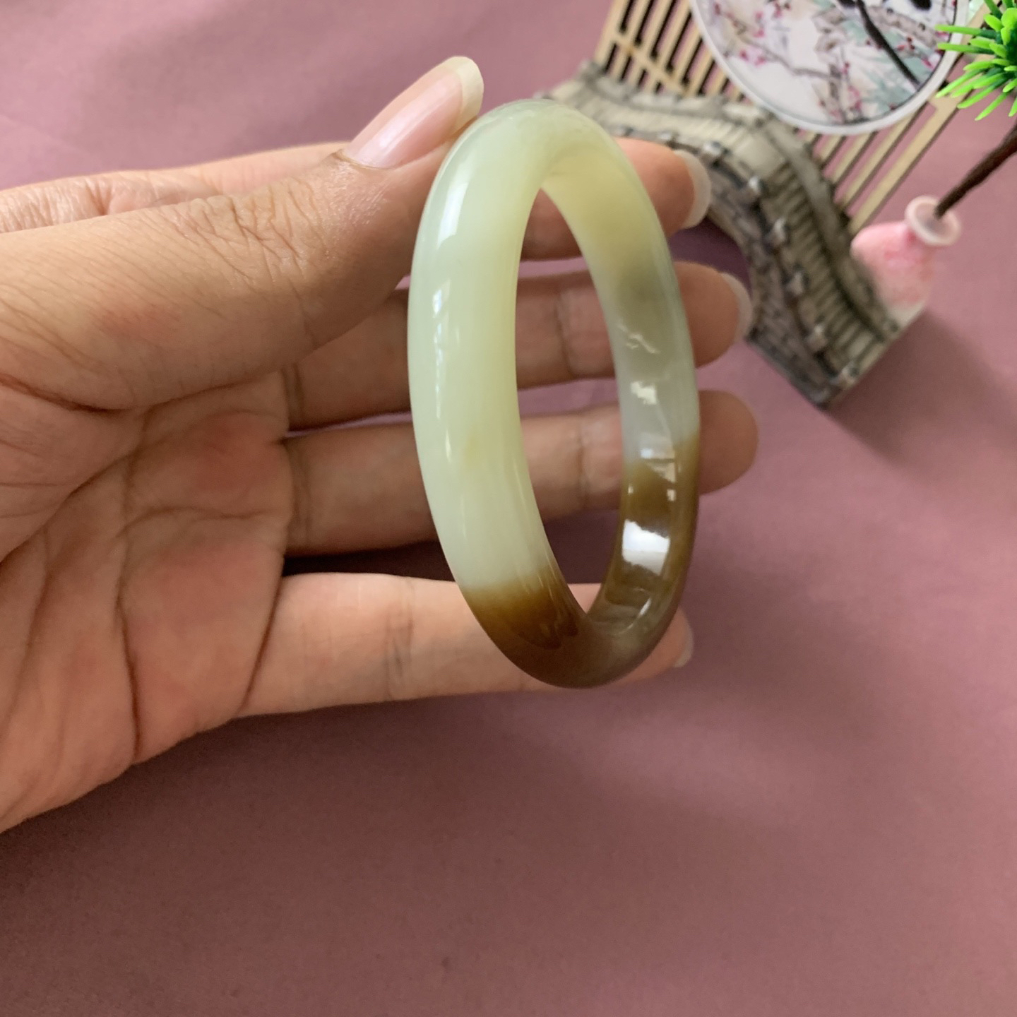 实际佩戴51到53圈口可以带，和田玉且末糖料贵妃手镯！，内径长/宽57.8/47.9玉质细腻油润 底