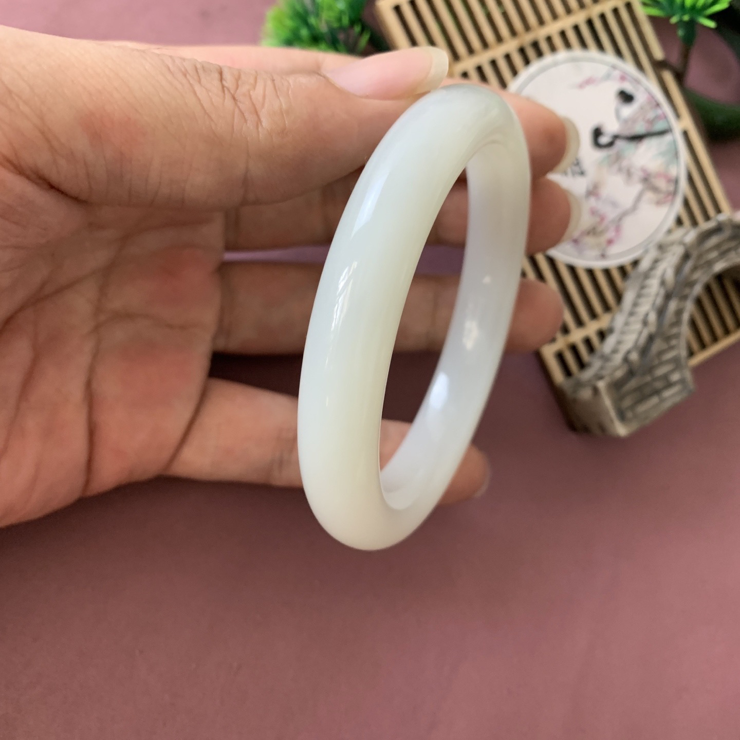 和田玉57.9圈羊脂白手镯！圈口57.9玉质细腻油润 底色纯净 脂粉好，品质高。