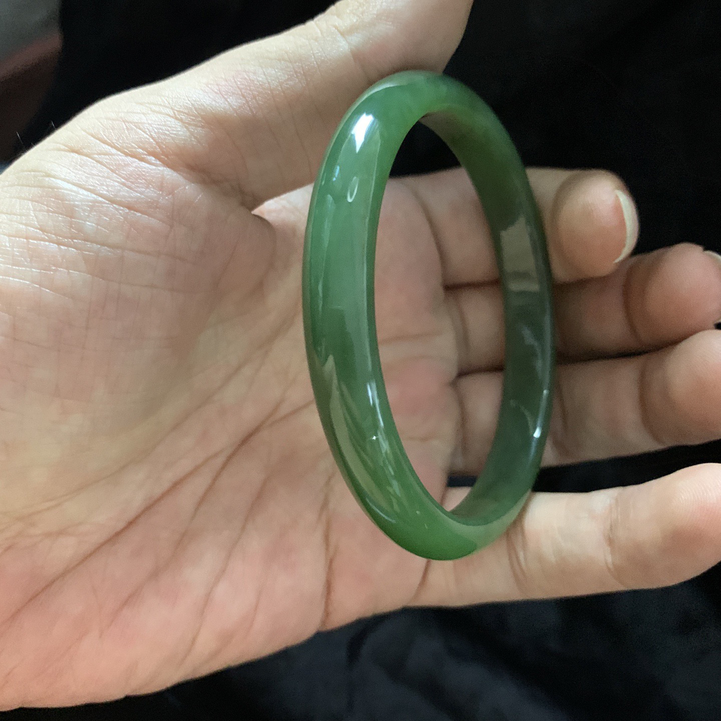 59.6圈口和田玉碧玉冰底菠菜绿手镯，镯型古朴典雅。在诗情画意的雨巷相遇，你是我腕间的一抹风情，有你眸有深情.清风荡漾湖间静水，我愿俯身低眉，在烟波涟漪处寻你