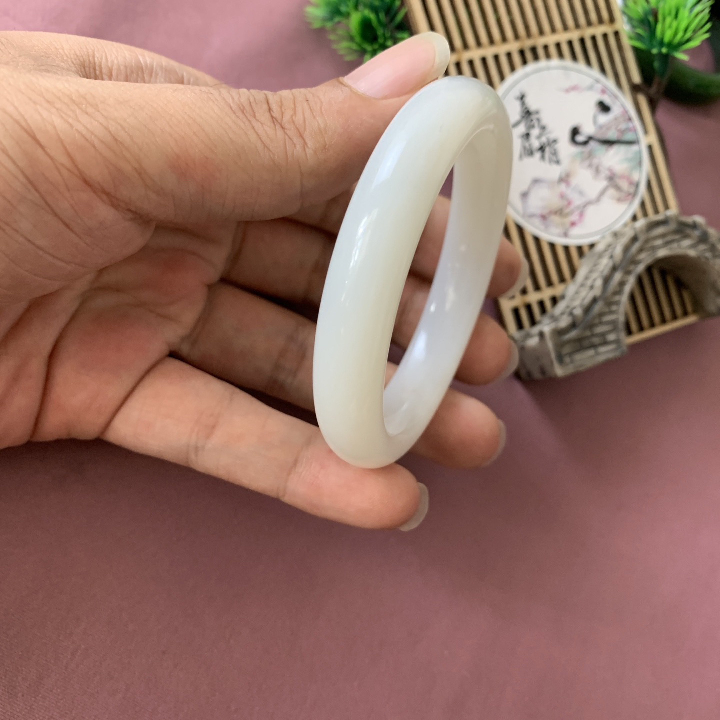 和田玉54.5圈羊脂白手镯！玉质细腻油润 底色纯净 脂粉好，品质高。