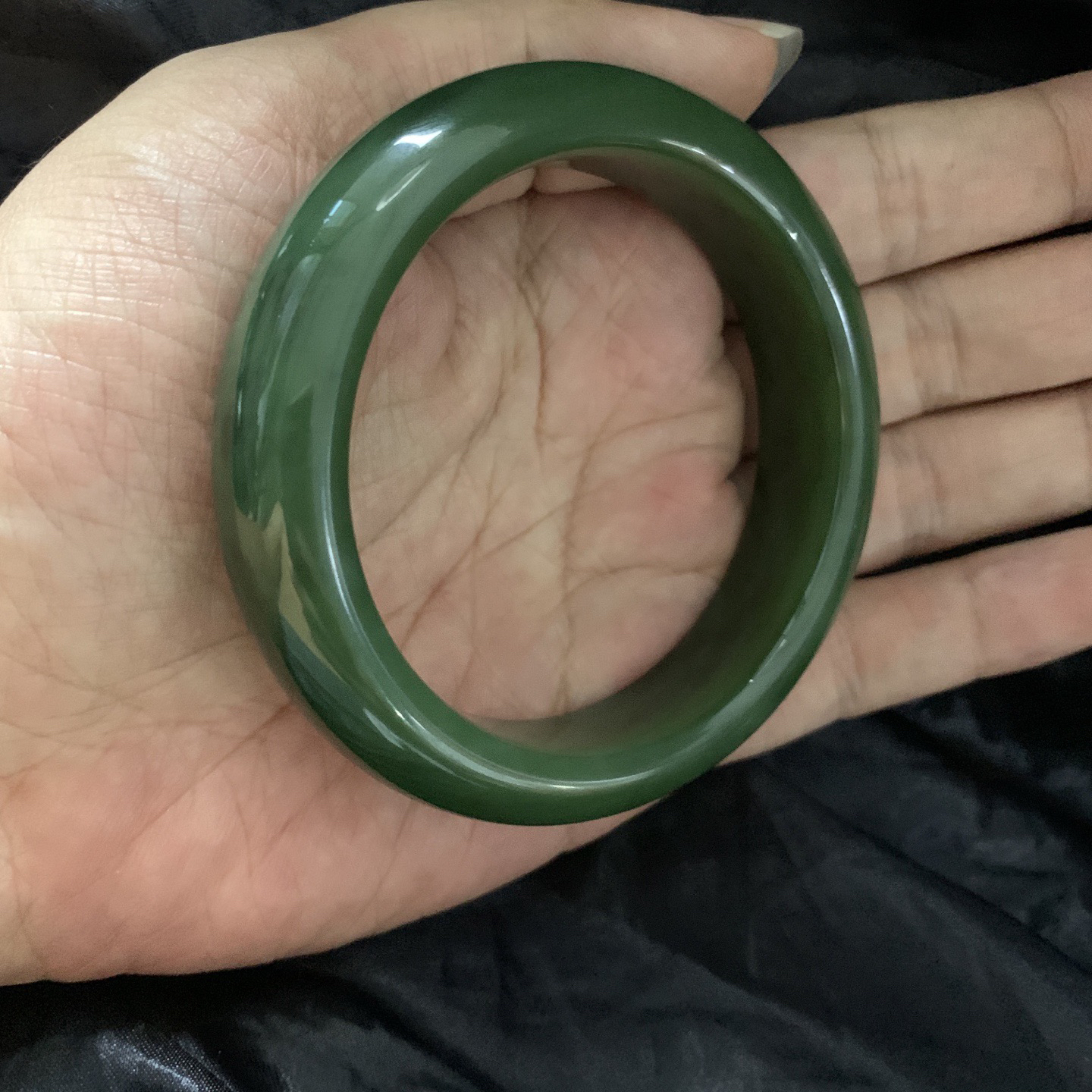 57.8圈口和田玉碧玉菠菜绿宽版手镯，镯型古朴典雅。在诗情画意的雨巷相遇，你是我腕间的一抹风情，有你眸有深情.清风荡漾湖间静水，我愿俯身低眉，在烟波涟漪处寻你
