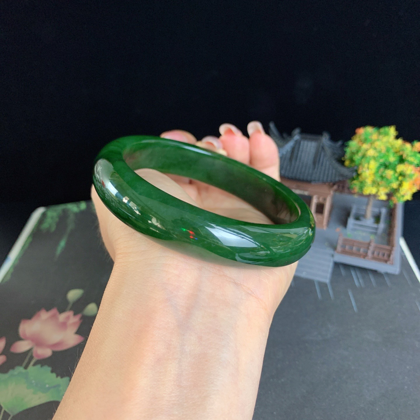 和田玉65圈口菠菜绿黑皮宽条碧玉手镯！玉质细腻油润 底色纯净 无纹裂 脂粉好，品质高。