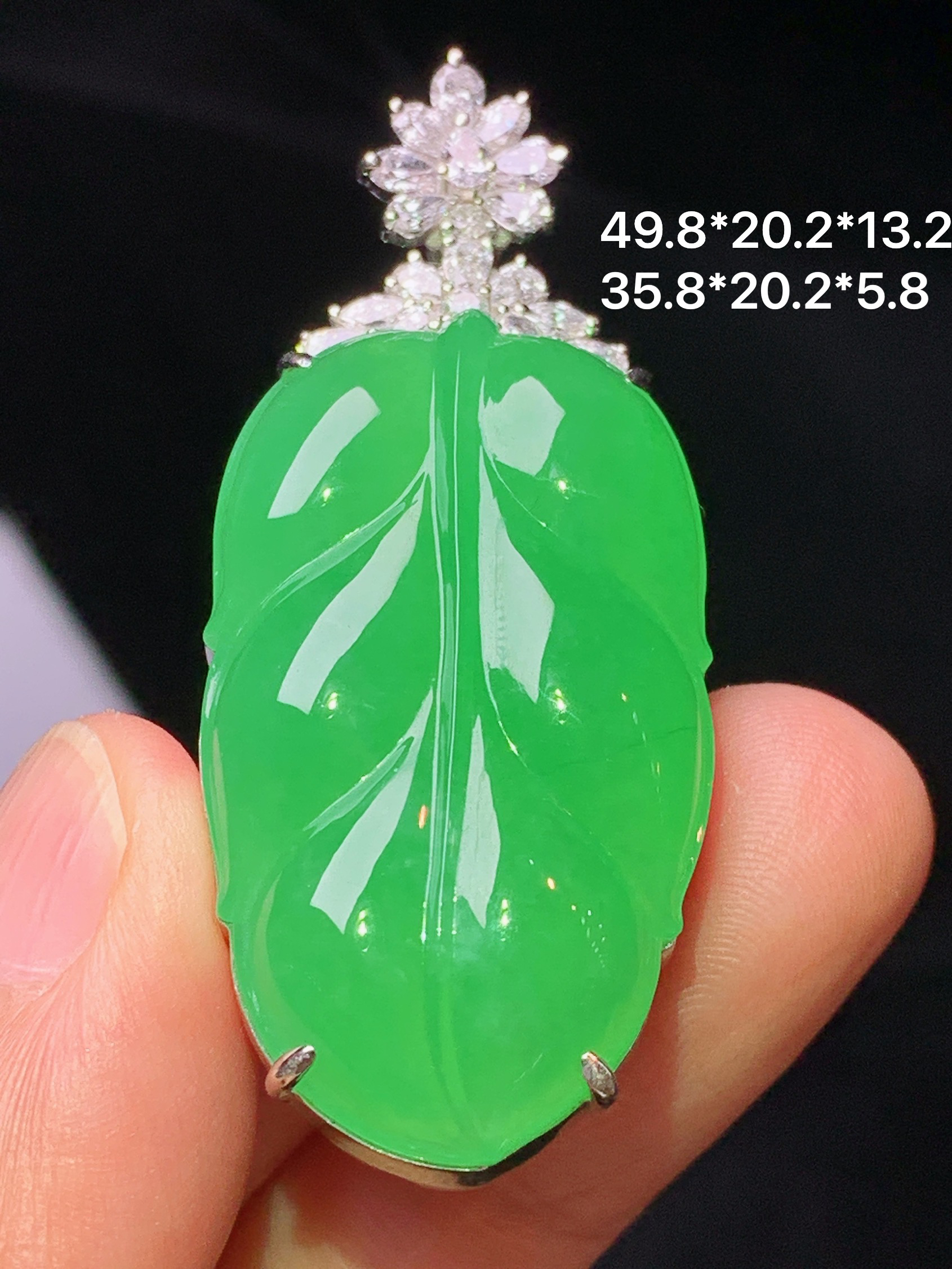 18k金钻镶嵌阳绿树叶吊坠 玉质细腻 色泽艳丽清新 水润亮眼 整体尺寸49.8*20.2*13.2 i4