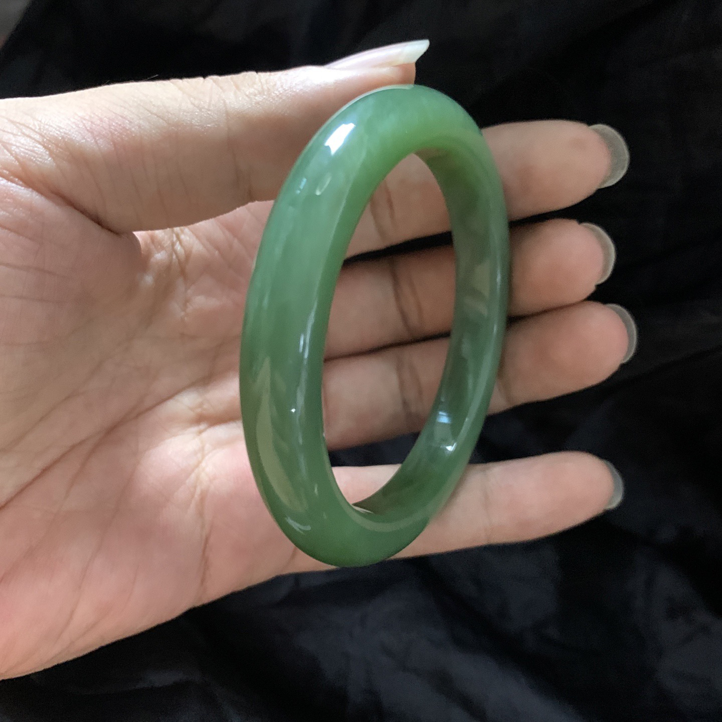 59圈口和田玉碧玉阳绿色手镯，镯型古朴典雅。在诗情画意的雨巷相遇，你是我腕间的一抹风情，有你眸有深情