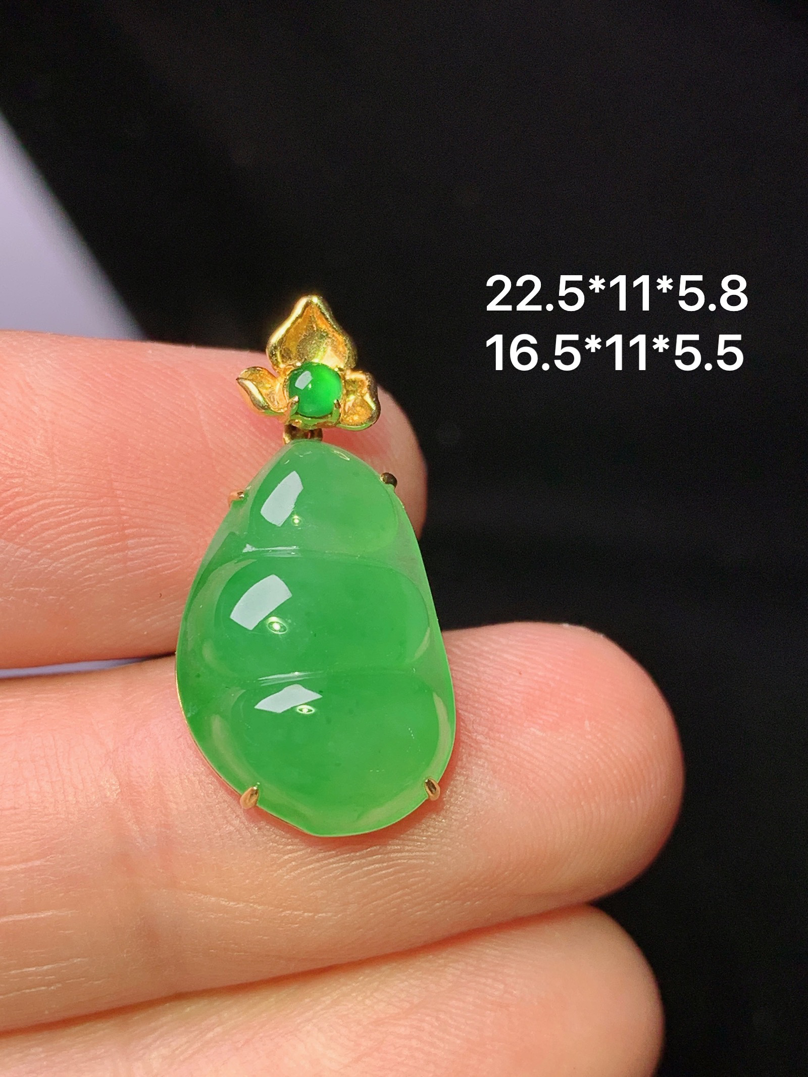 18k金镶嵌阳绿四季豆吊坠 玉质细腻 色泽艳丽清新 水润亮眼 整体尺寸22.5*11*5.8 h3