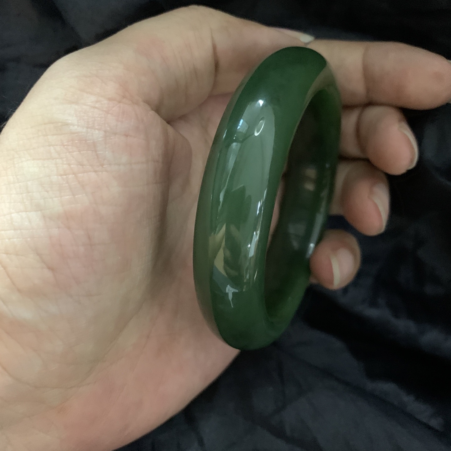 57.8圈口和田玉碧玉菠菜绿宽版手镯，镯型古朴典雅。在诗情画意的雨巷相遇，你是我腕间的一抹风情，有你眸有深情.清风荡漾湖间静水，我愿俯身低眉，在烟波涟漪处寻你