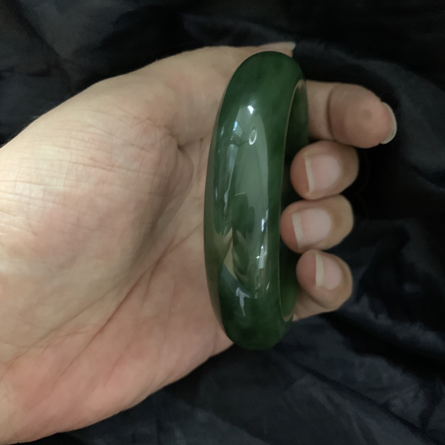 57.8圈口和田玉碧玉菠菜绿宽版手镯，镯型古朴典雅。在诗情画意的雨巷相遇，你是我腕间的一抹风情，有你眸有深情.清风荡漾湖间静水，我愿俯身低眉，在烟波涟漪处寻你