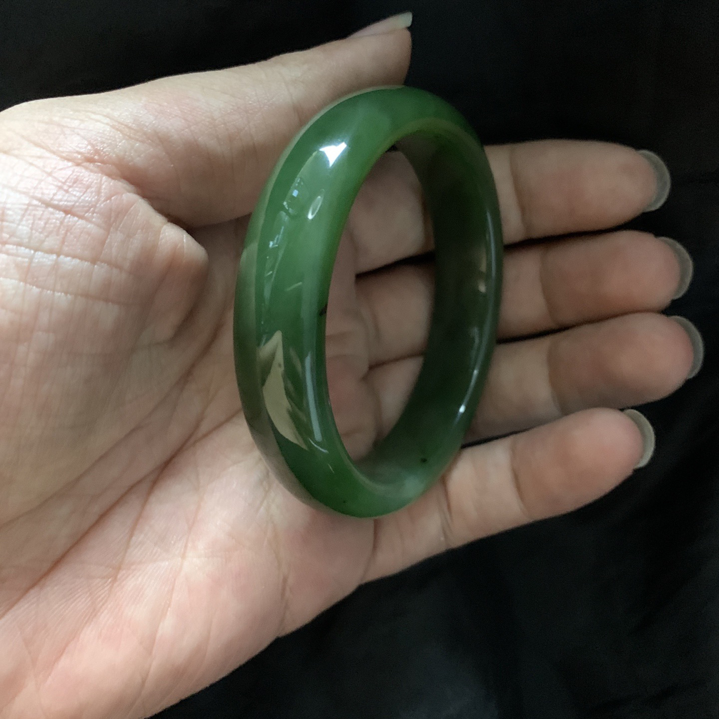 55圈口和田玉碧玉菠菜绿手镯，镯型古朴典雅。在诗情画意的雨巷相遇，你是我腕间的一抹风情，有你眸有深情