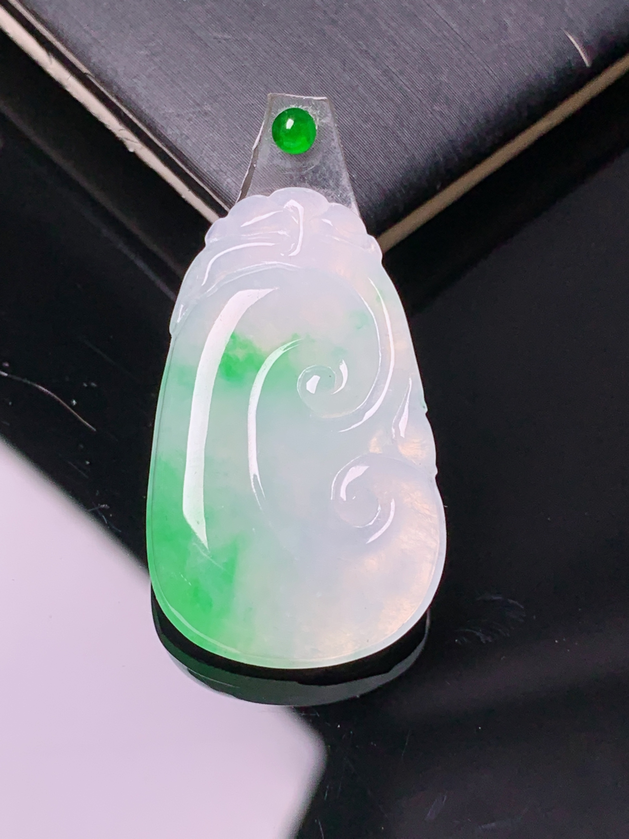 镶嵌款 飘绿如意吊坠 玉质细腻 色泽艳丽清新 水润亮眼 整体尺寸29.8*18.3*4.6 2x