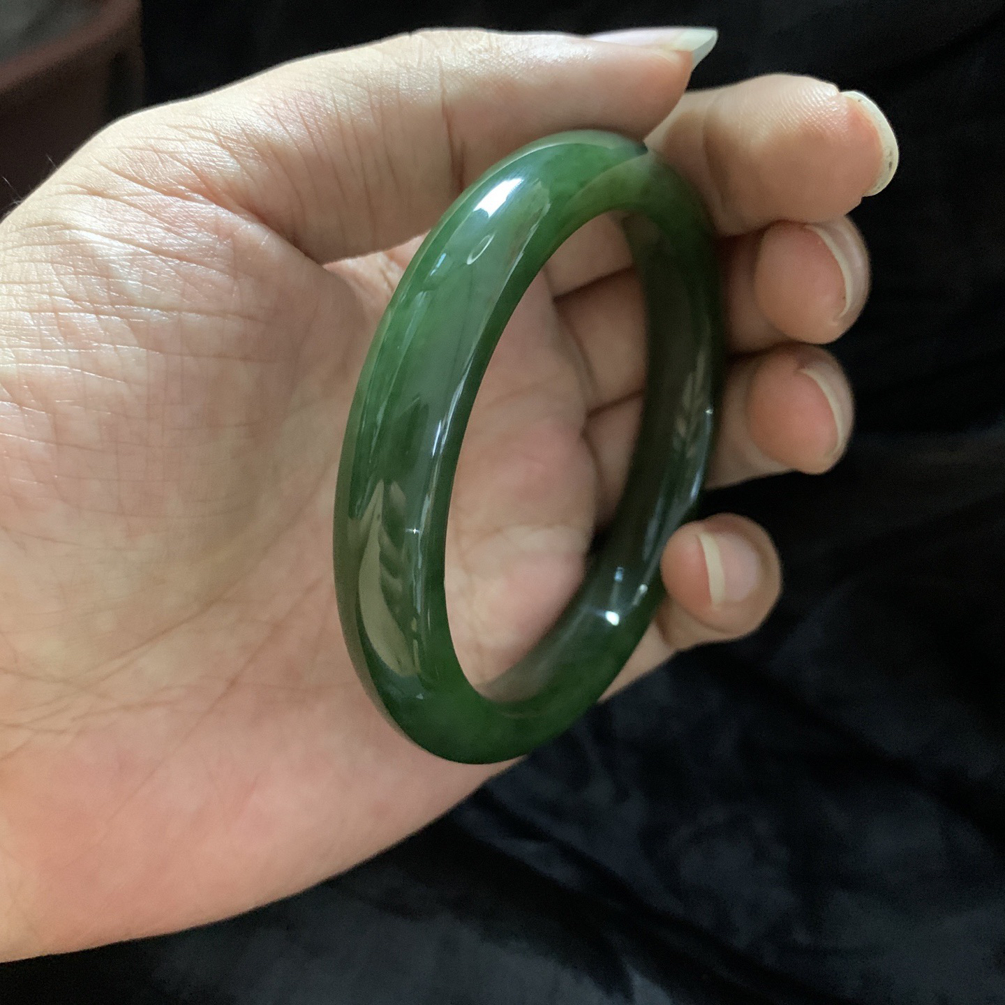 60圈口和田玉碧玉阳绿色手镯，镯型古朴典雅。在诗情画意的雨巷相遇，你是我腕间的一抹风情，有你眸有深情
