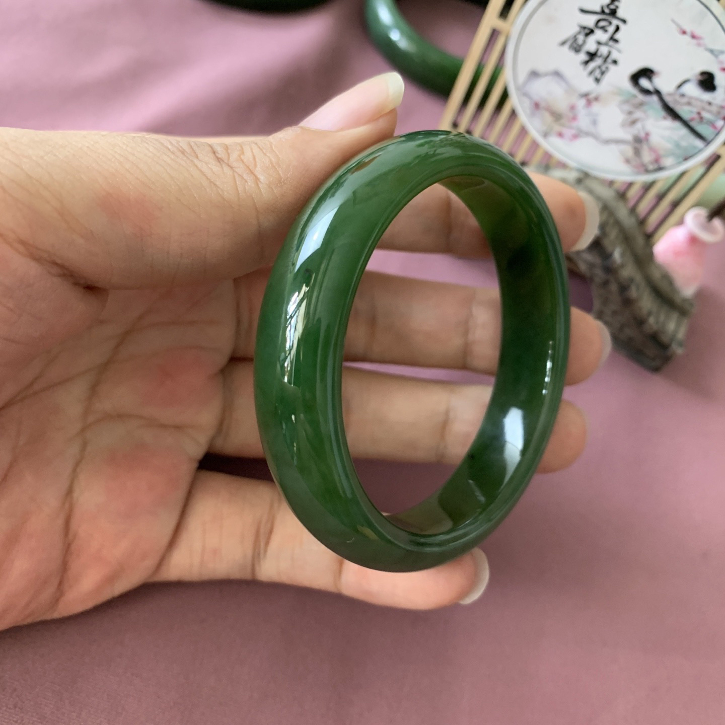 和田玉54.1圈阳绿色碧玉手镯！圈口54.1玉质细腻油润 底色纯净 脂粉好，品质高。