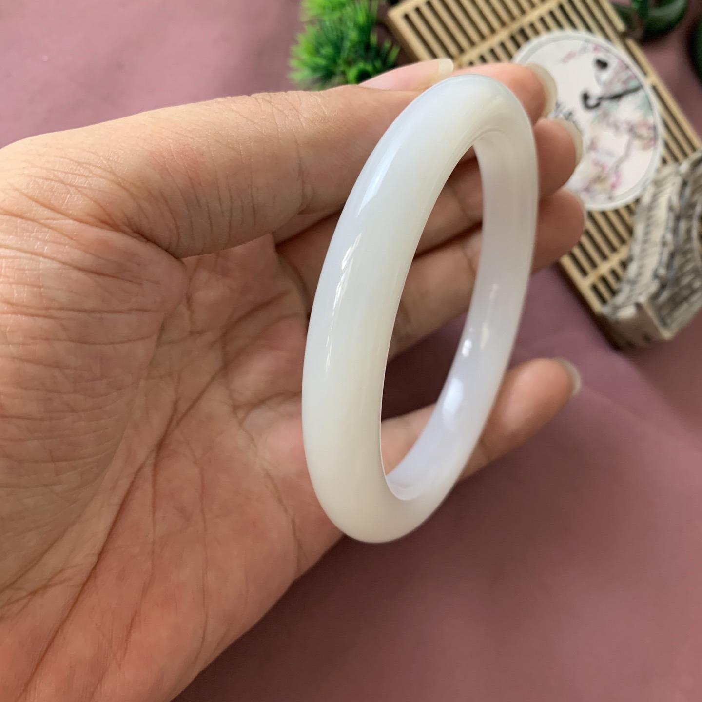 和田玉58.5圈羊脂白手镯！圈口58.5玉质细腻油润 底色纯净 脂粉好，品质高。