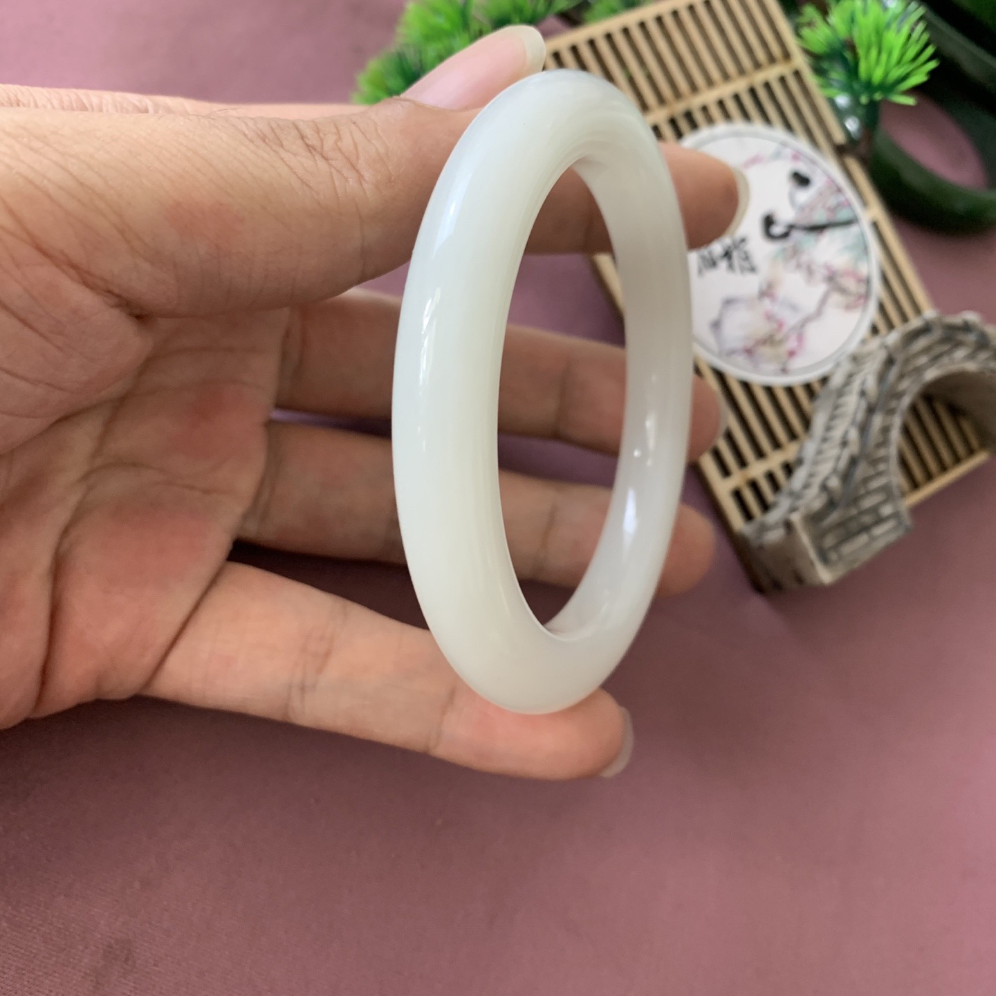 和田玉63.5圈羊脂白手镯！圈口63.5玉质细腻油润 底色纯净 脂粉好，品质高。