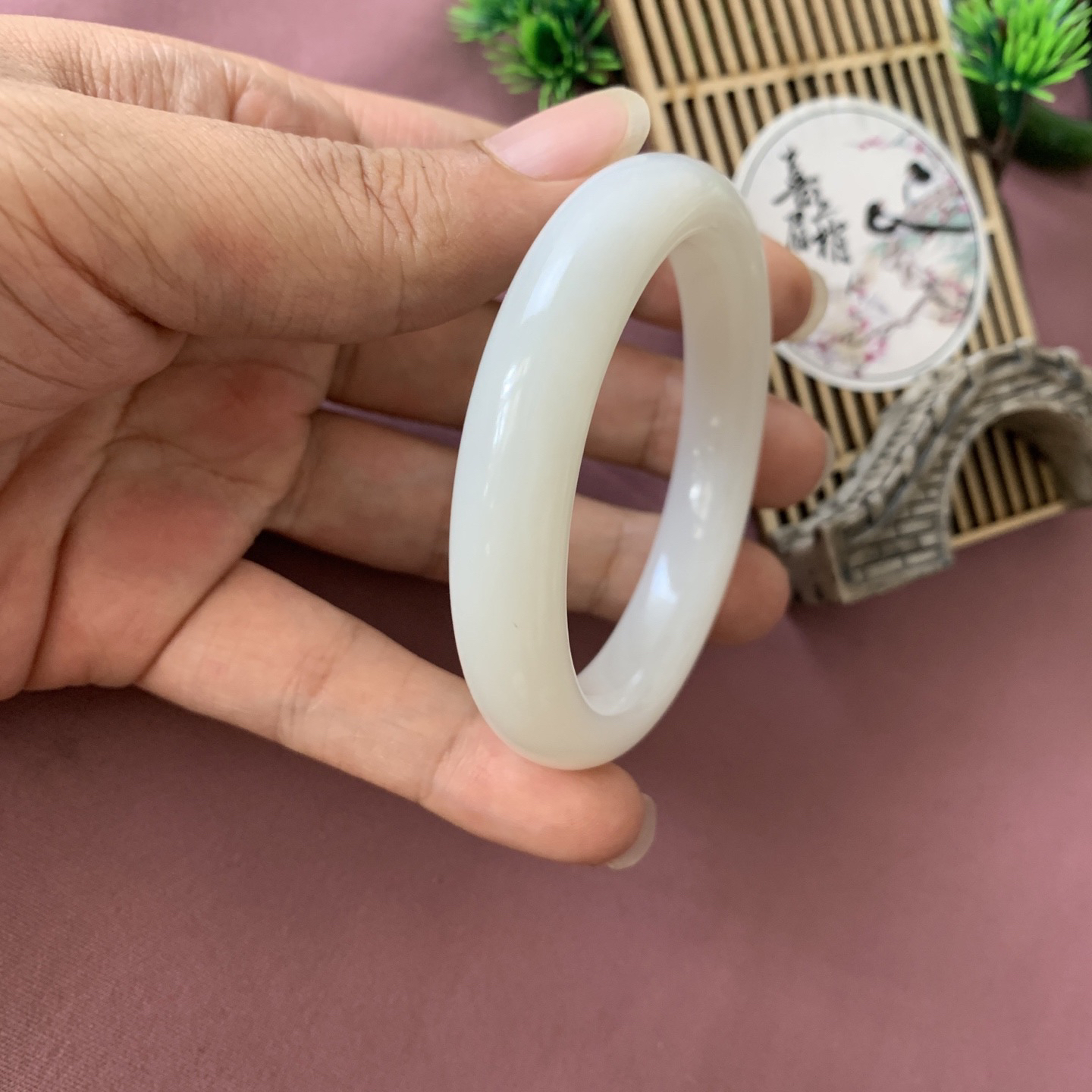 和田玉54.5圈羊脂白手镯！玉质细腻油润 底色纯净 脂粉好，品质高。