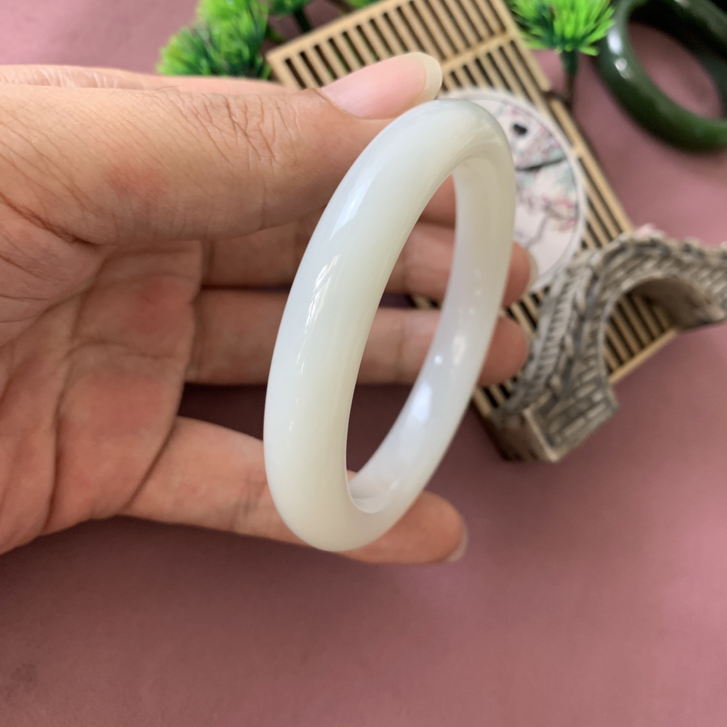 和田玉57.9圈羊脂白手镯！圈口57.9玉质细腻油润 底色纯净 脂粉好，品质高。